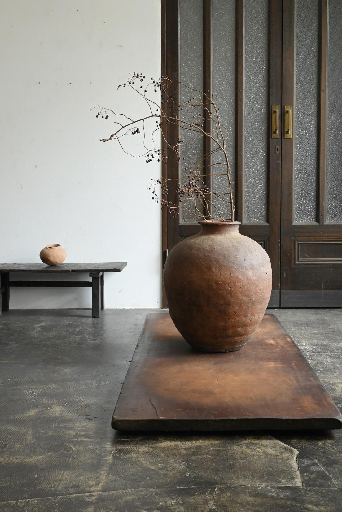 Il s'agit d'une pièce de poterie de Shigaraki, cuite dans la préfecture de Shiga. La céramique de Shigaraki serait née dans la région de Shigaraki, dans la préfecture de Shiga, aux alentours du VIIIe siècle et fait partie des six fours anciens du
