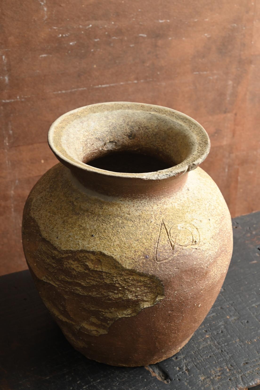 Japanese antique Shigaraki ware vase / 13th century / Wabi-sabi flower vase For Sale 3