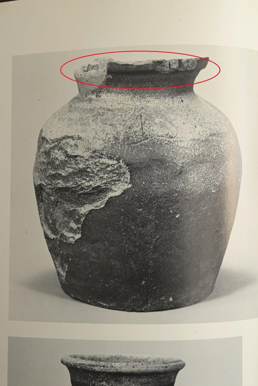 Japanese antique Shigaraki ware vase / 13th century / Wabi-sabi flower vase In Good Condition For Sale In Sammu-shi, Chiba