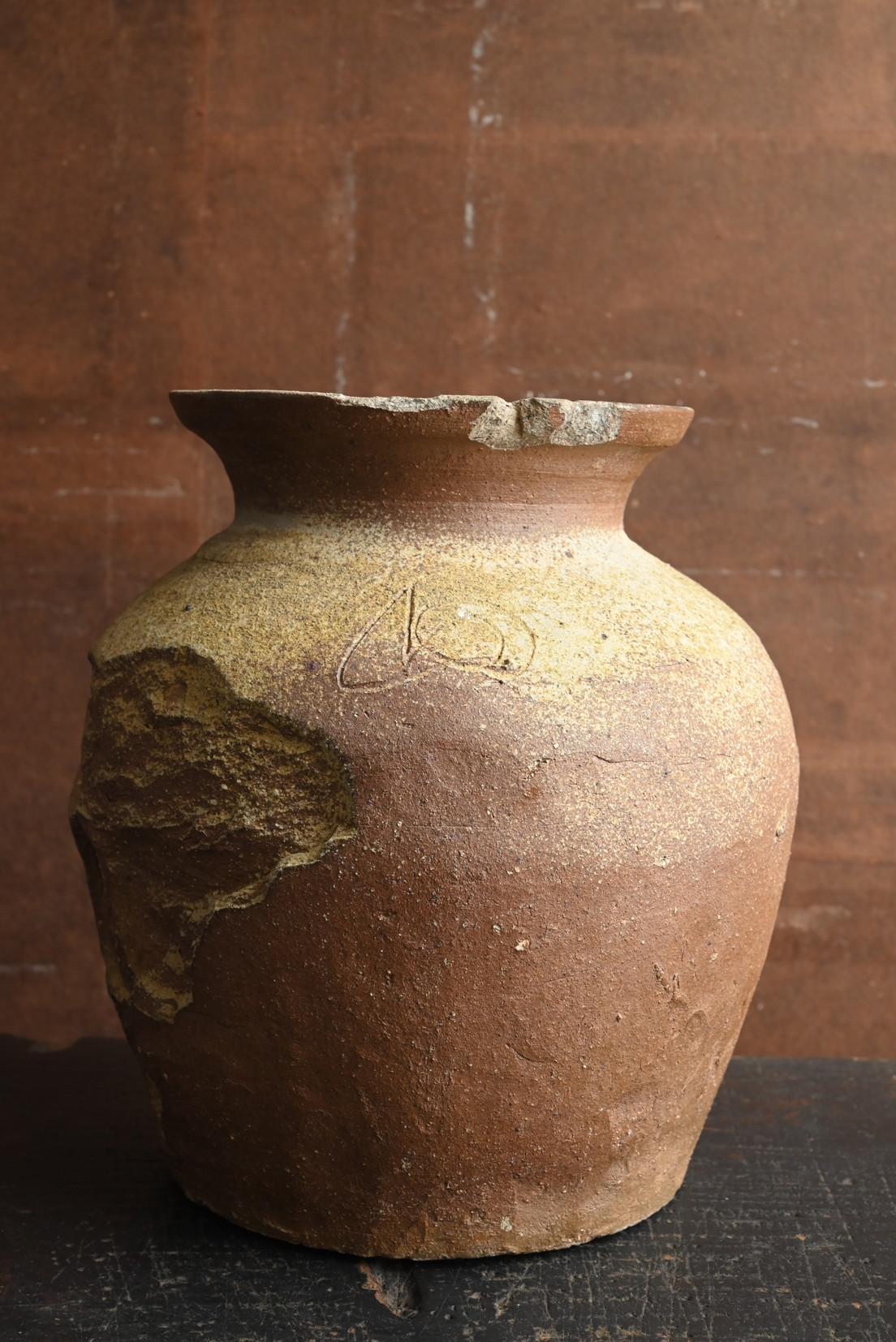 Japanese antique Shigaraki ware vase / 13th century / Wabi-sabi flower vase For Sale 2