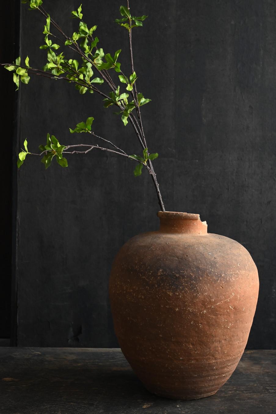 Il s'agit d'une poterie de Shigaraki fabriquée dans la préfecture de Shiga, au Japon. La céramique de Shigaraki serait née dans la région de Shigaraki, dans la préfecture de Shiga, aux alentours du VIIIe siècle. Elle est l'un des six fours anciens