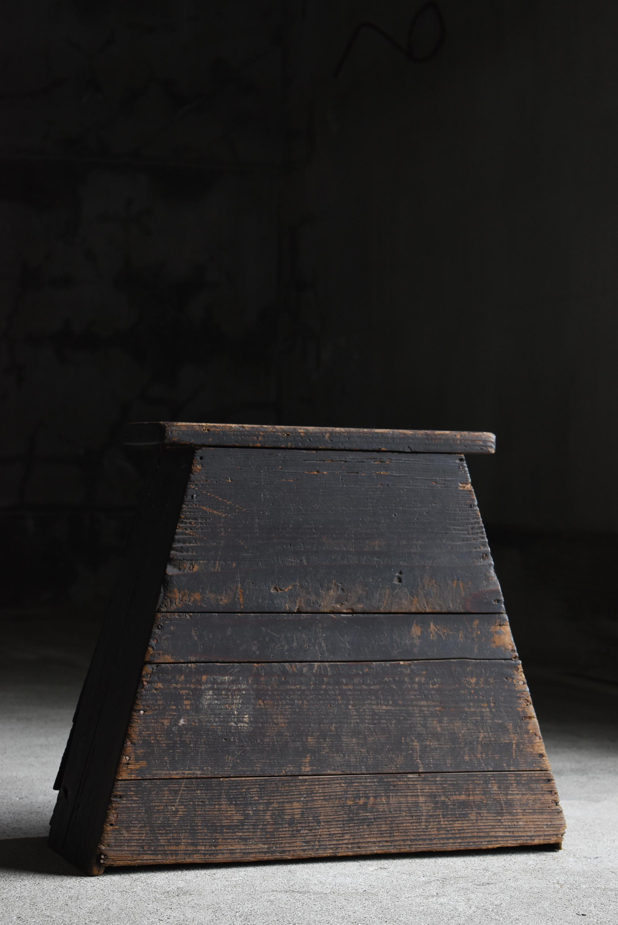 Japanischer antiker Beistellstuhl oder Beistelltisch 1860er-1900er Jahre / Hocker Wabisabi Mingei (Meiji-Periode) im Angebot