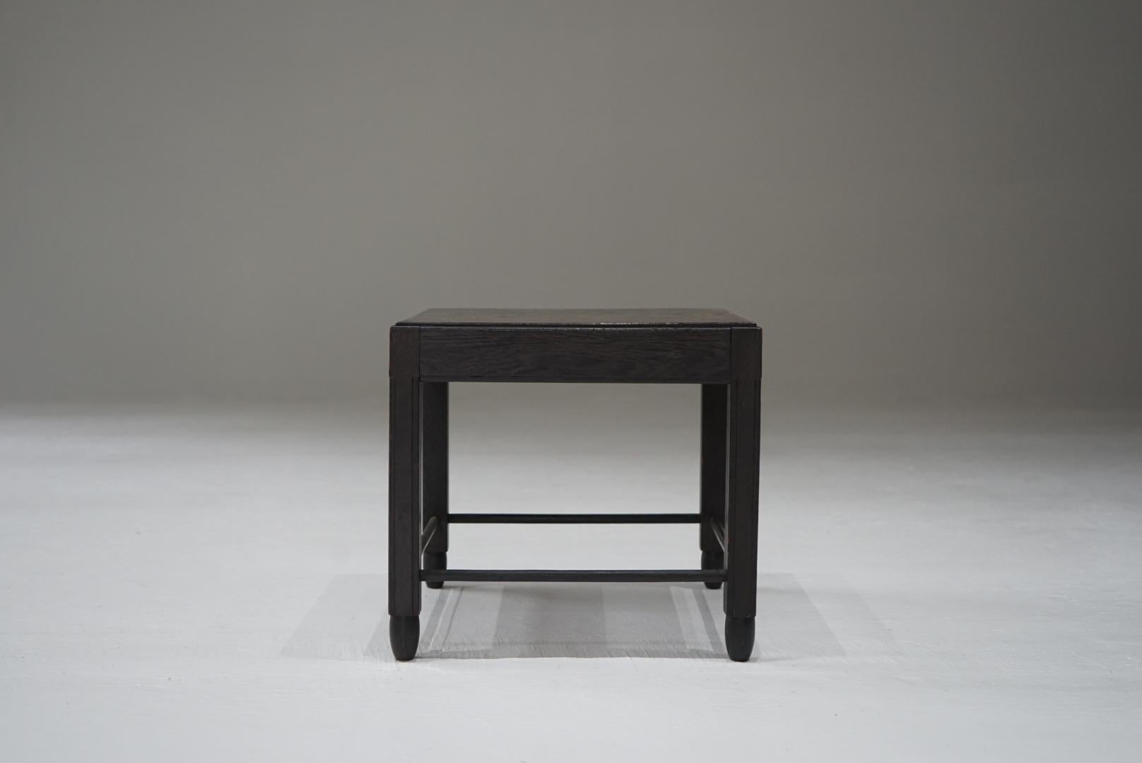 Dies ist ein alter japanischer niedriger Tisch.
Dieser Tisch hat eine quadratische Platte und eine subtile Dekoration, die Eindruck macht.
Es ist in gutem Zustand für einen alten Artikel.
Es ist klein, so dass man es leicht mitnehmen kann.

Wir