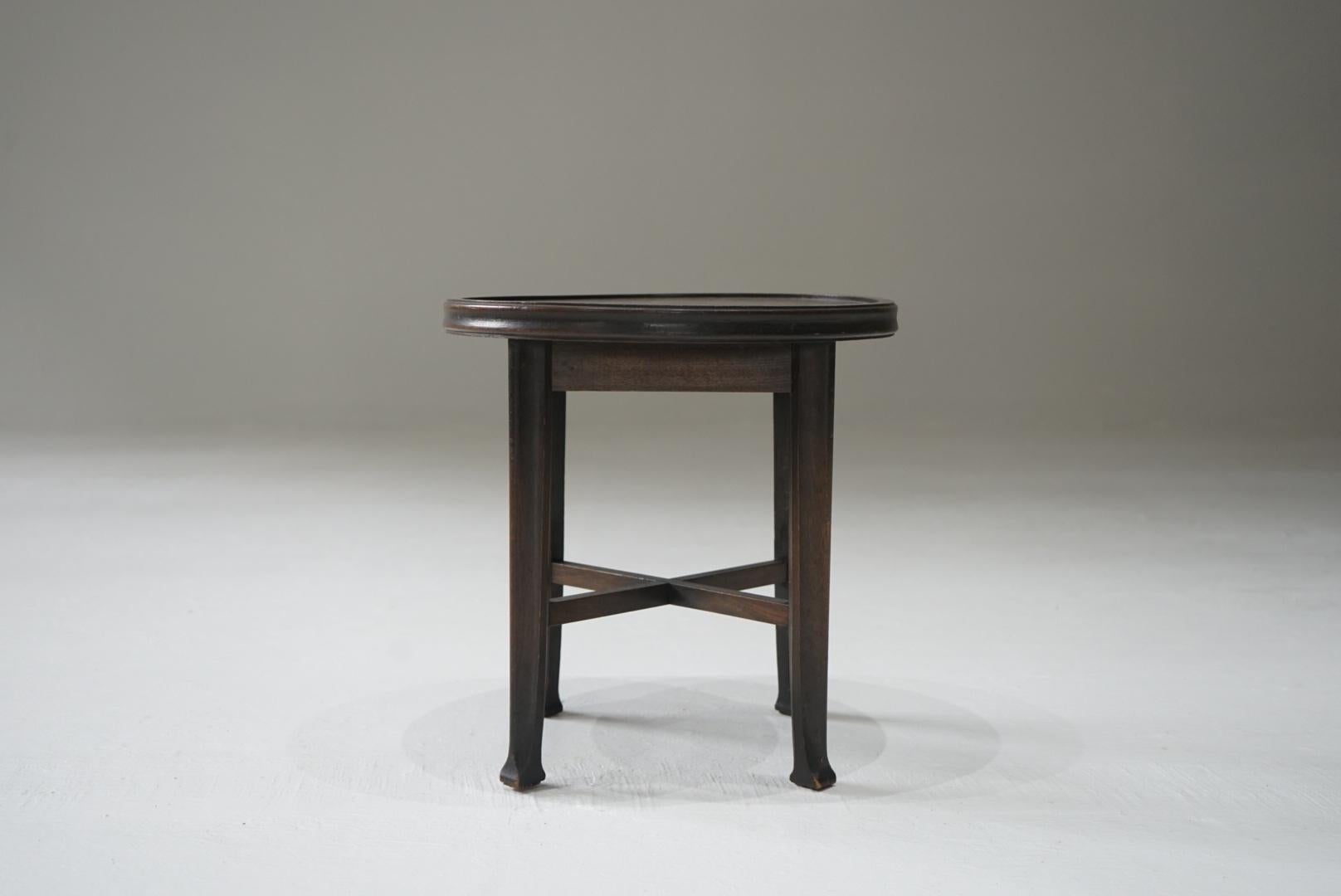 Dies ist ein alter, kleiner japanischer runder niedriger Tisch.
Die Schnitzereien an den Seiten und Beinen der Tischplatte lassen die sorgfältige Handwerkskunst erahnen.
Er ist leicht und einfach zu transportieren, so dass Sie ihn überall hinstellen