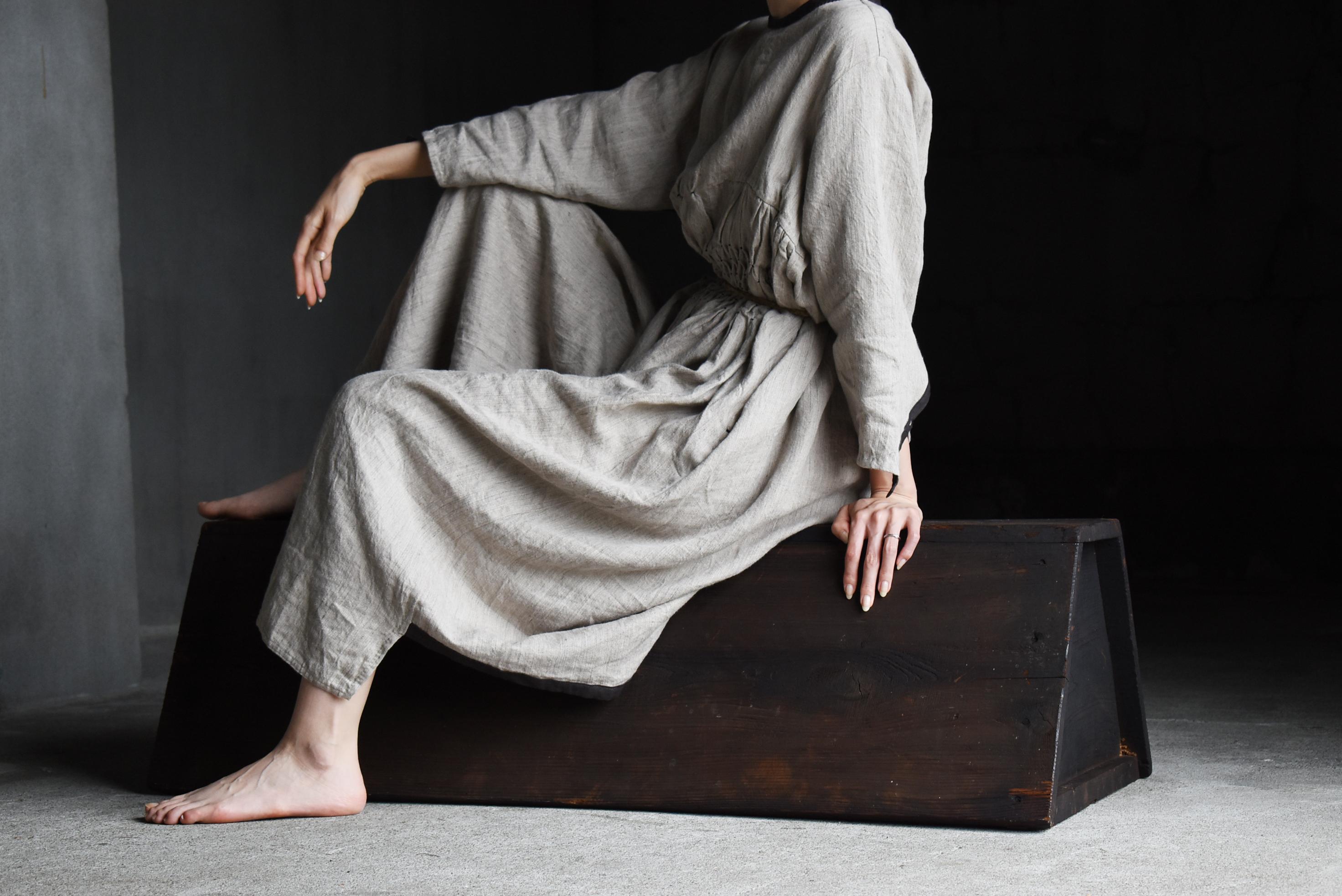This is an old Japanese side table or bench.
It was made in the Meiji and Taisho periods (1860s-1920s), and is made of cedar wood with a beautiful rustic texture.

The straight, streamlined design is impressive, and the spirit of “wabi-sabi” is