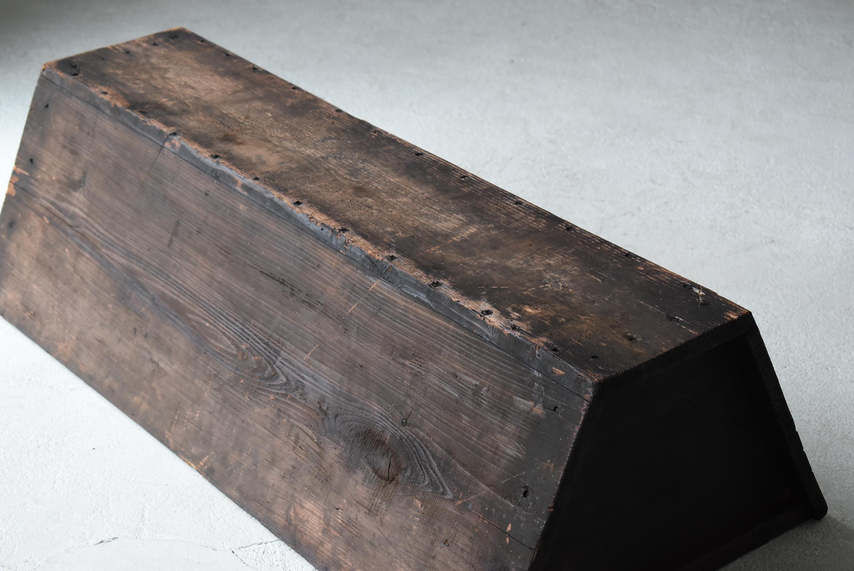 Japanese Antique Side Table or Bench 1860s-1920s / Display Stand Wabisabi In Good Condition For Sale In Chōsei District Nagara, JP