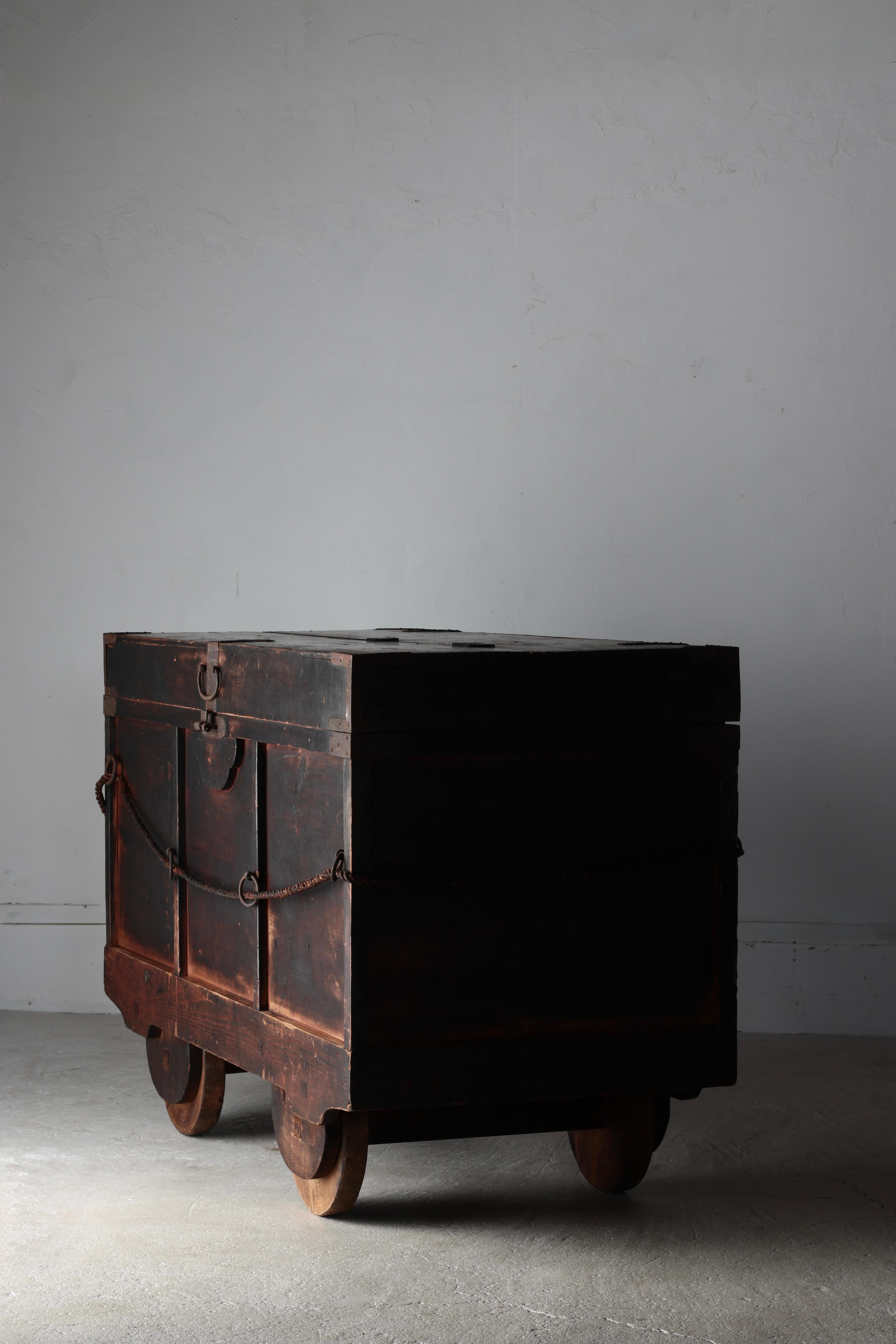 Japanese Antique Sideboard / Display Table Storage / 1868-1912s Wabi-sabi For Sale 3