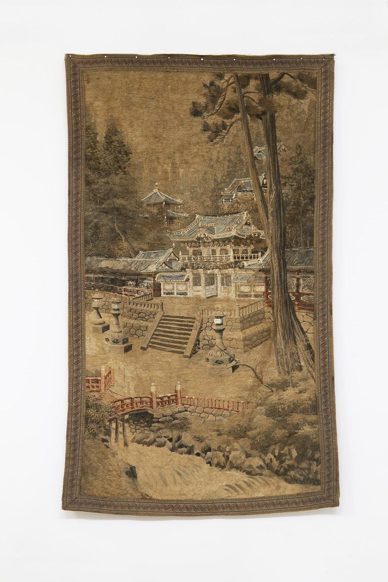 Wonderful and very rare Japanese tapestry made in the 1900s, made of woven silk and cotton, of absolute fineness.
The tapestry is developed in length and width. It has a rectangular shape, embellished with a frame sewn with zigzag weave, in the