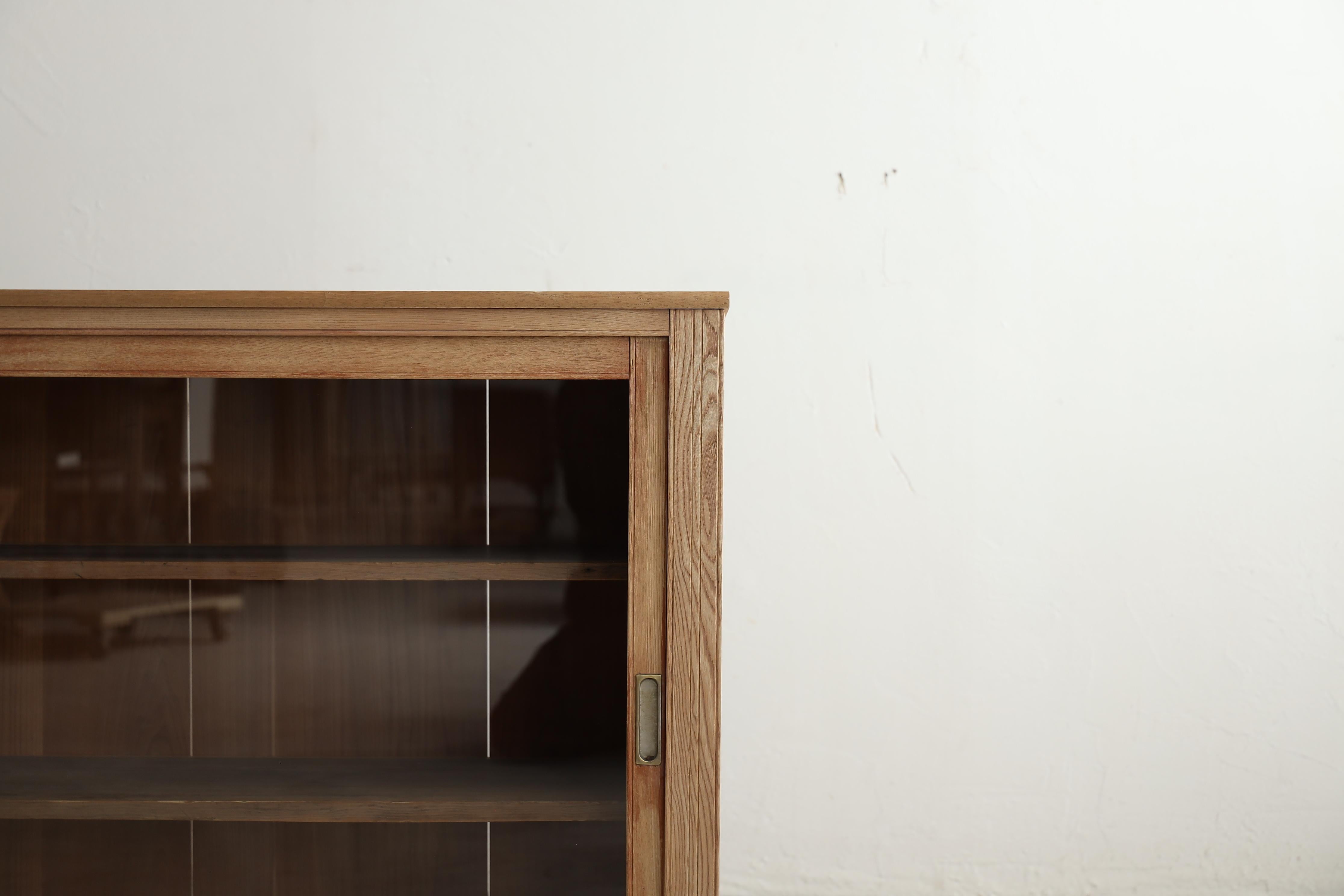 Japanischer antiker einfacher japanischer Schrank, Wabi Sabi, Japandi (Taisho) im Angebot