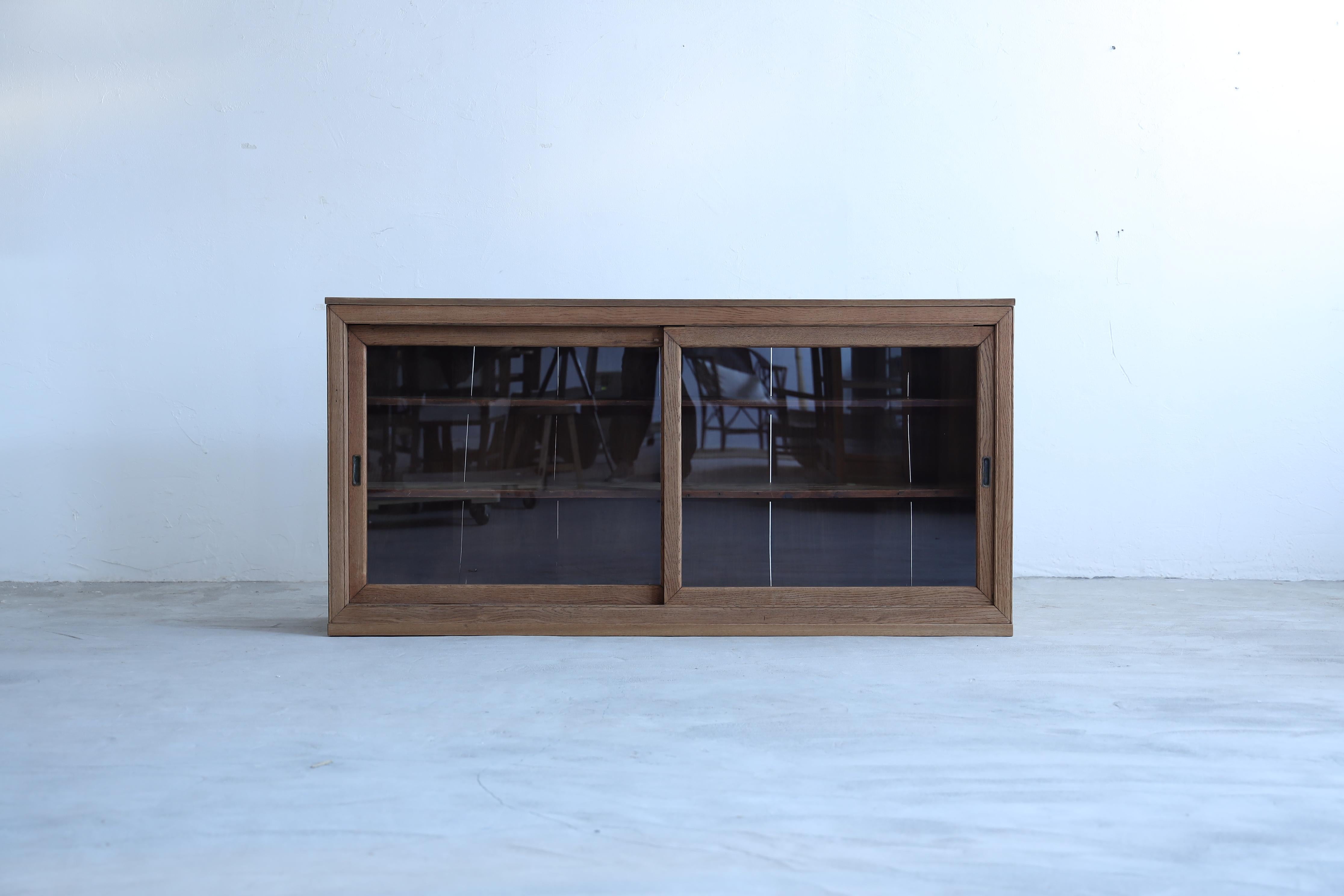 Esta estantería decorativa tiene una impresión elegante y tranquila, hecha de madera de fresno profundo que ha envejecido y se ha vuelto más expresiva.

El marco está decorado con el tradicional 