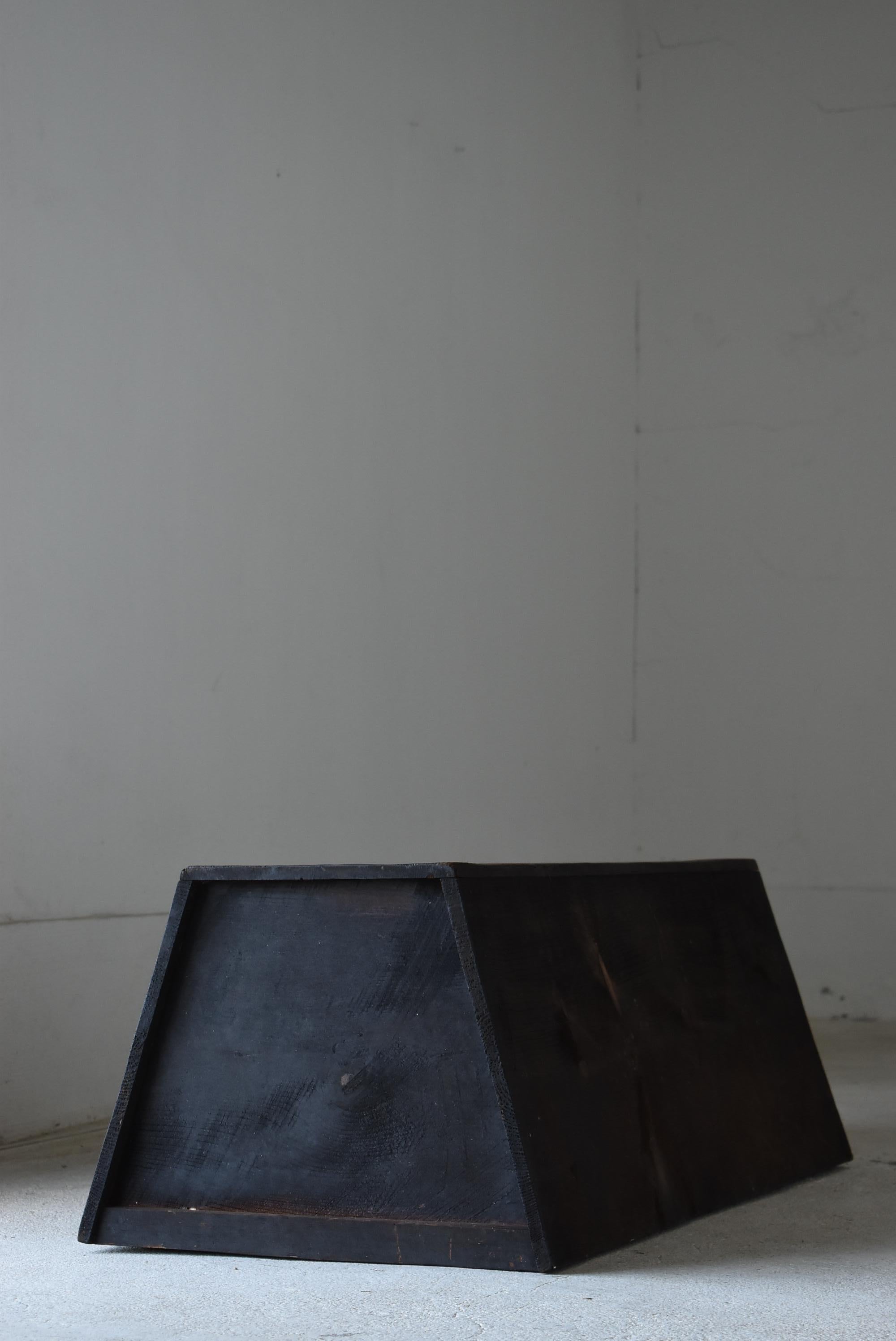 Table d'appoint japonaise noire Simplicité des années 1860 à 1920 / Banc Wabisabi en vente 1