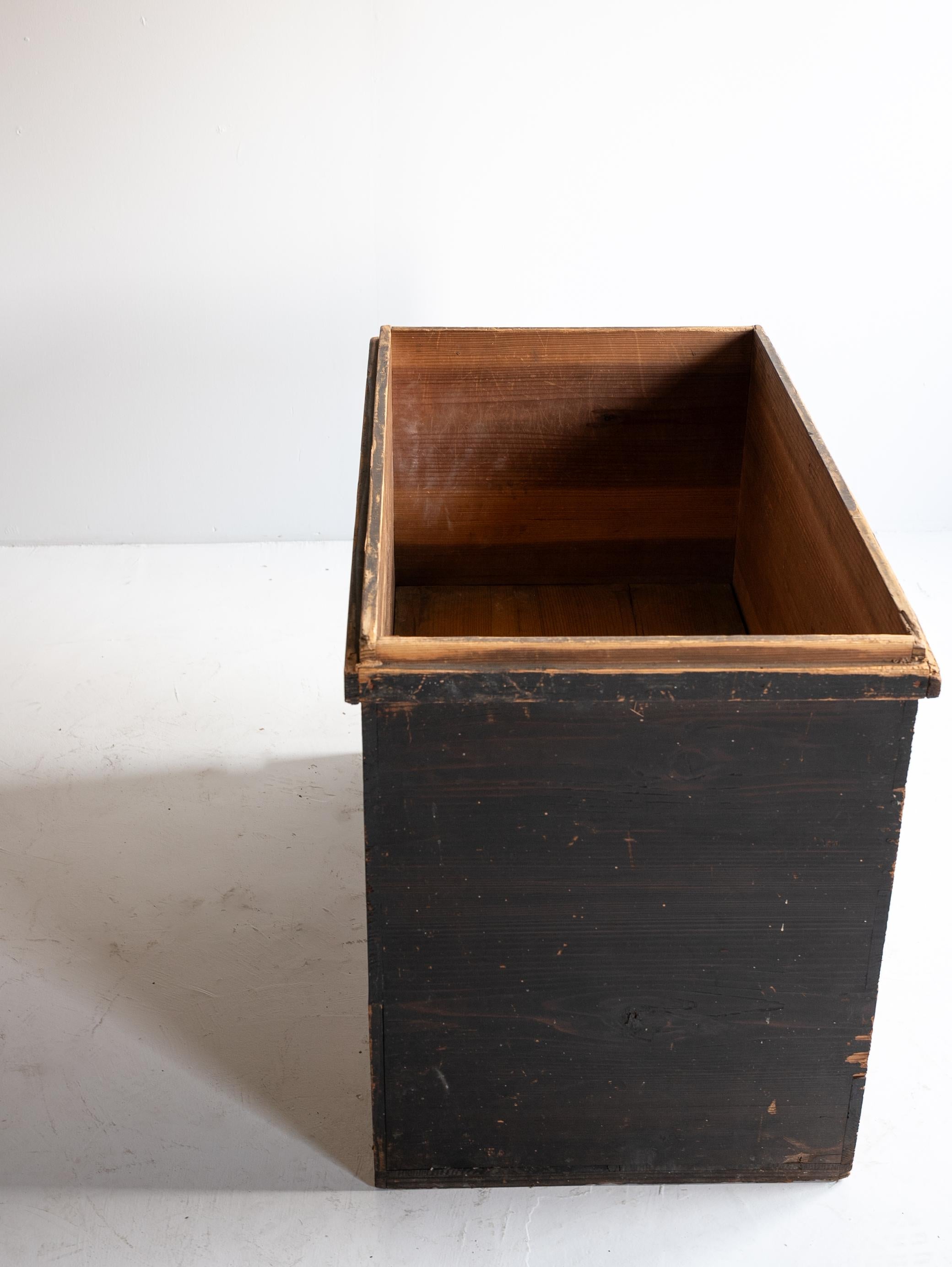 Japanese Antique Simplicity Box 1860s-1920s / Tansu Sideboard Wabisabi For Sale 8