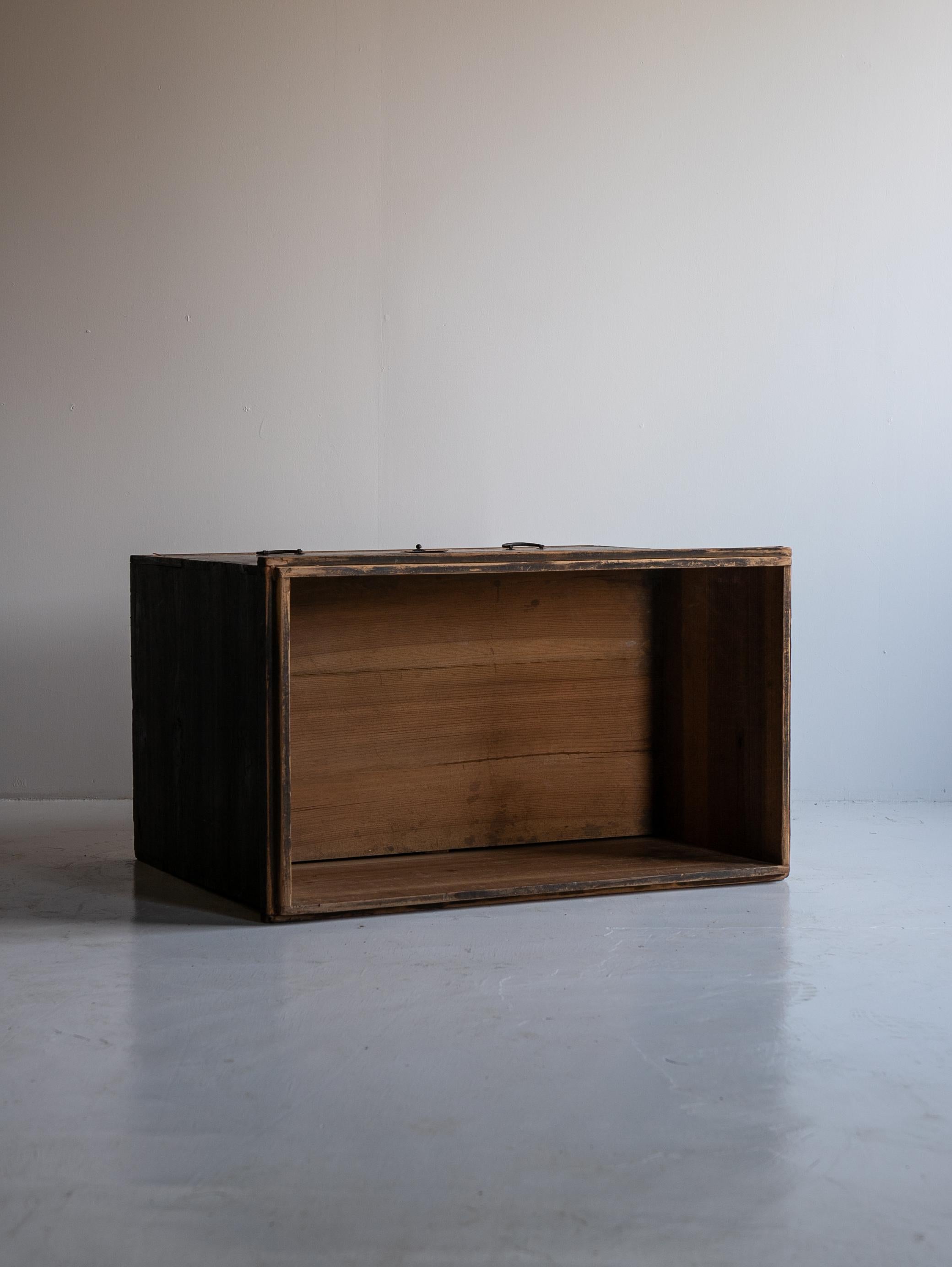 Japanese Antique Simplicity Box 1860s-1920s / Tansu Sideboard Wabisabi For Sale 9