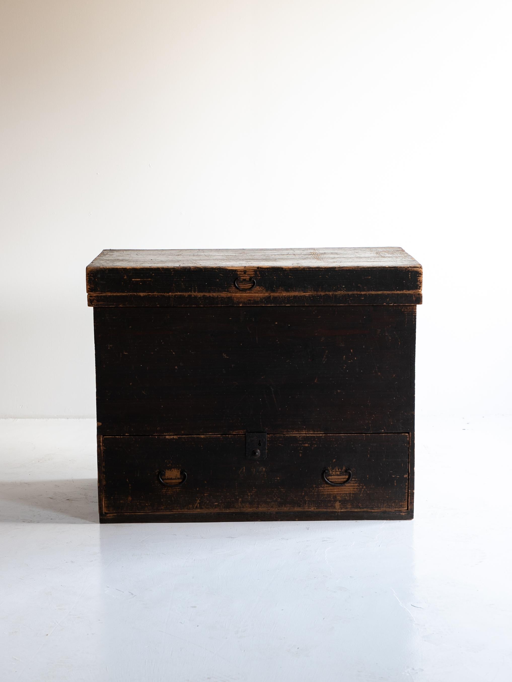 This is a very old box made in Japan.
The furniture was made in the Meiji period (1860s-1920s).
The material is Cedar wood, which is very expensive today.

The design is ultimately simple and lean.
It is characterized by Japanese simplicity and