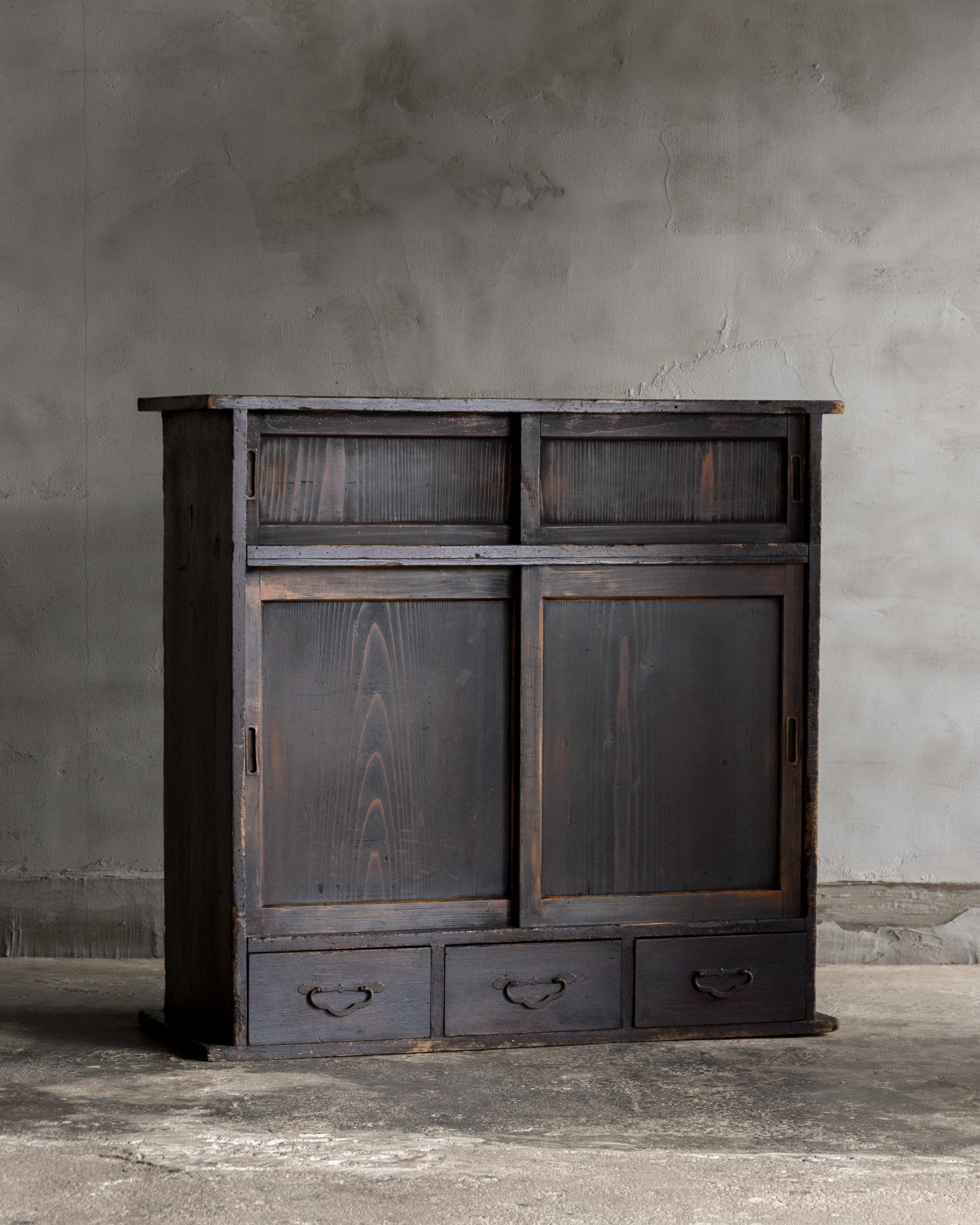 Antico mobile giapponese con ante scorrevoli (Cha Tansu), epoca Taisho (1912-1926), Wabi in vendita 4