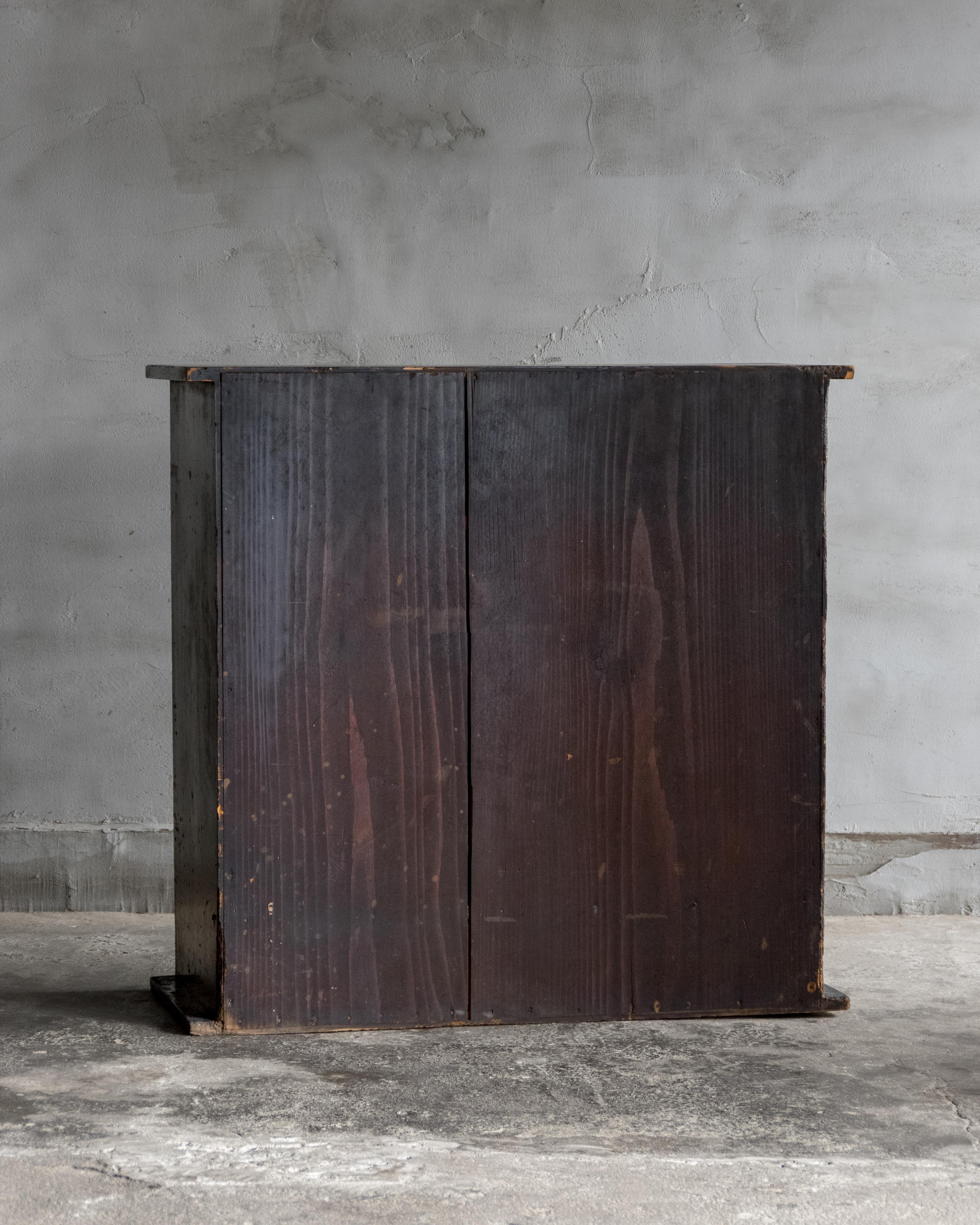 Antico mobile giapponese con ante scorrevoli (Cha Tansu), epoca Taisho (1912-1926), Wabi in vendita 8