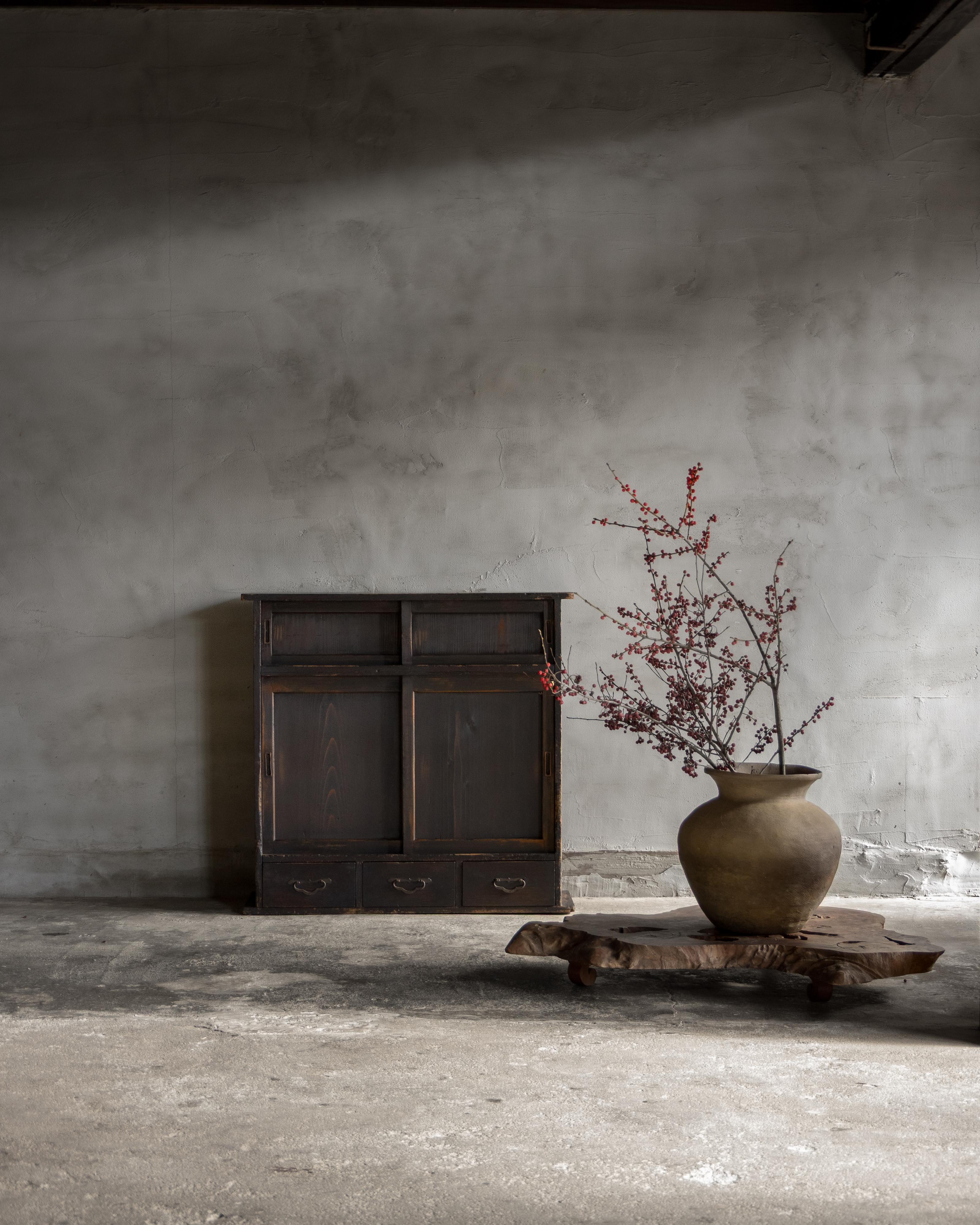 Giapponese Antico mobile giapponese con ante scorrevoli (Cha Tansu), epoca Taisho (1912-1926), Wabi in vendita