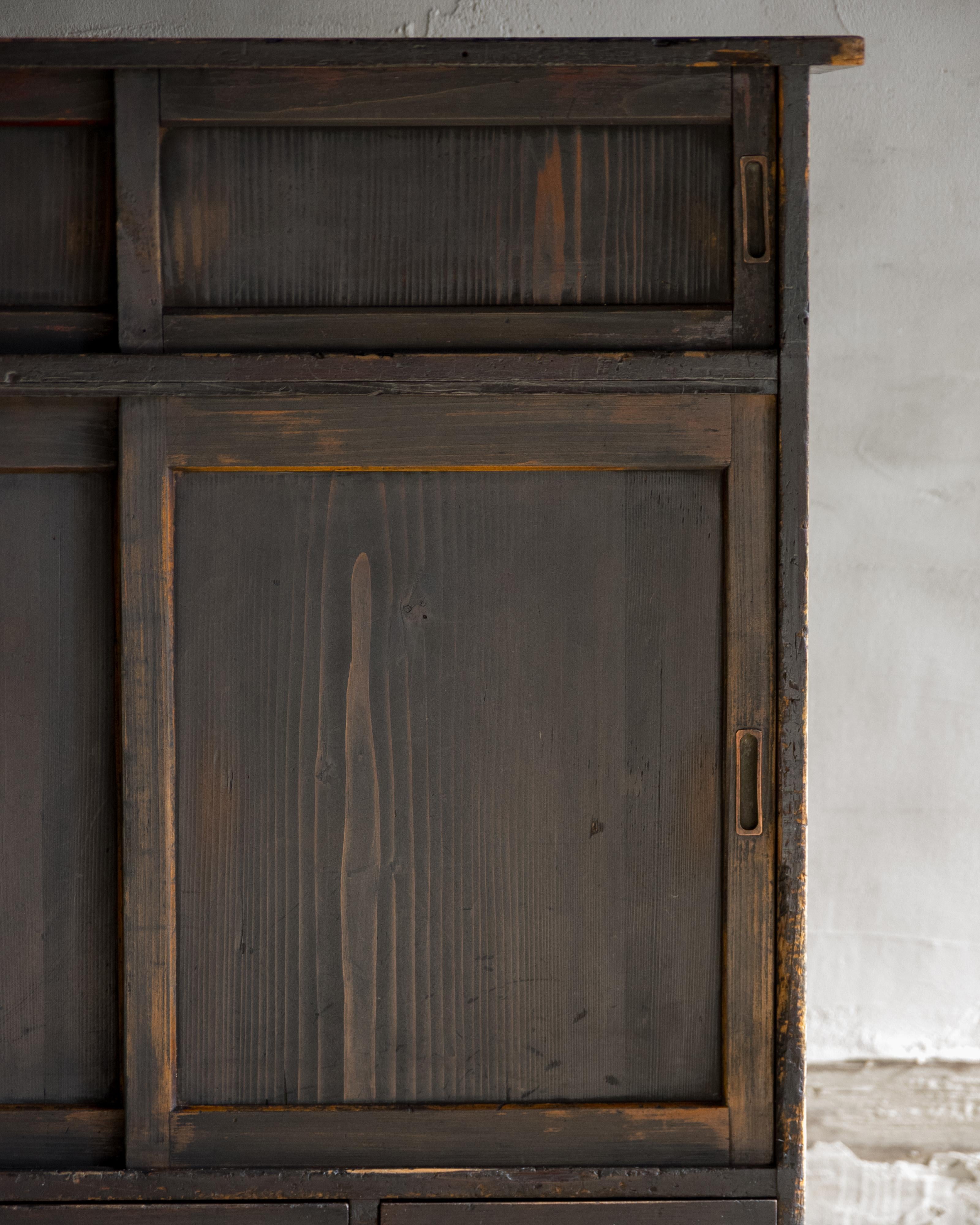 Legno Antico mobile giapponese con ante scorrevoli (Cha Tansu), epoca Taisho (1912-1926), Wabi in vendita