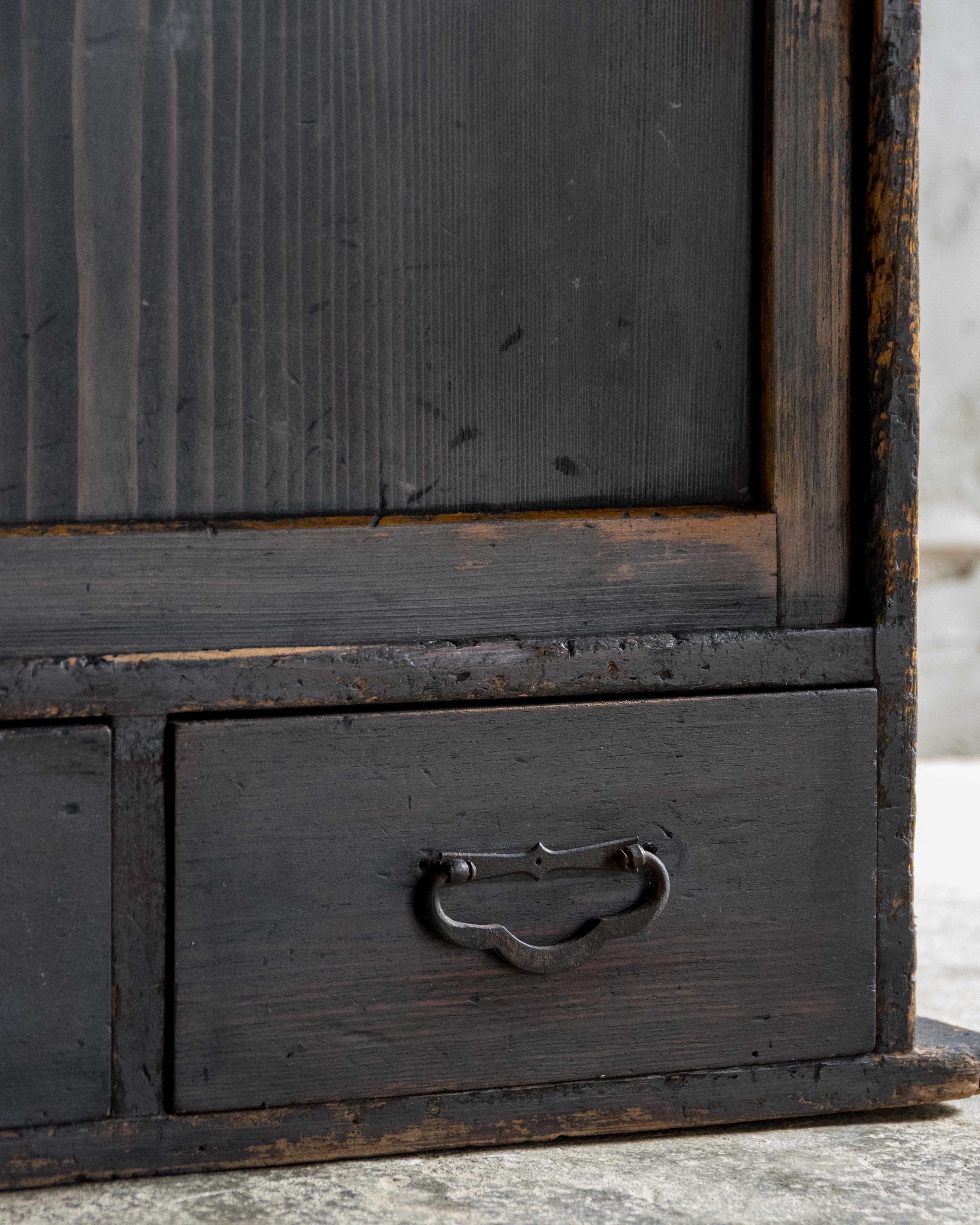 Antico mobile giapponese con ante scorrevoli (Cha Tansu), epoca Taisho (1912-1926), Wabi in vendita 1