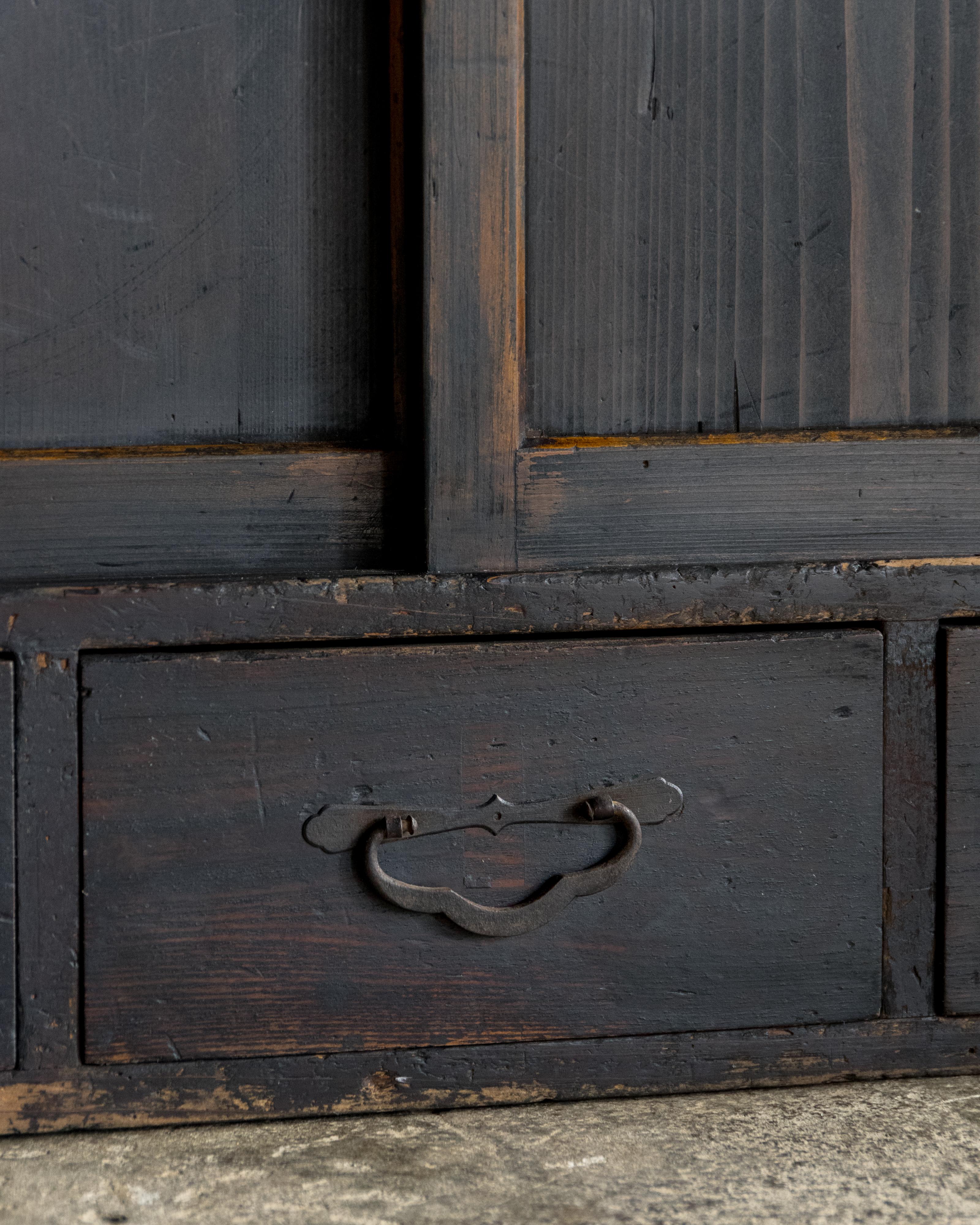 Antico mobile giapponese con ante scorrevoli (Cha Tansu), epoca Taisho (1912-1926), Wabi in vendita 2