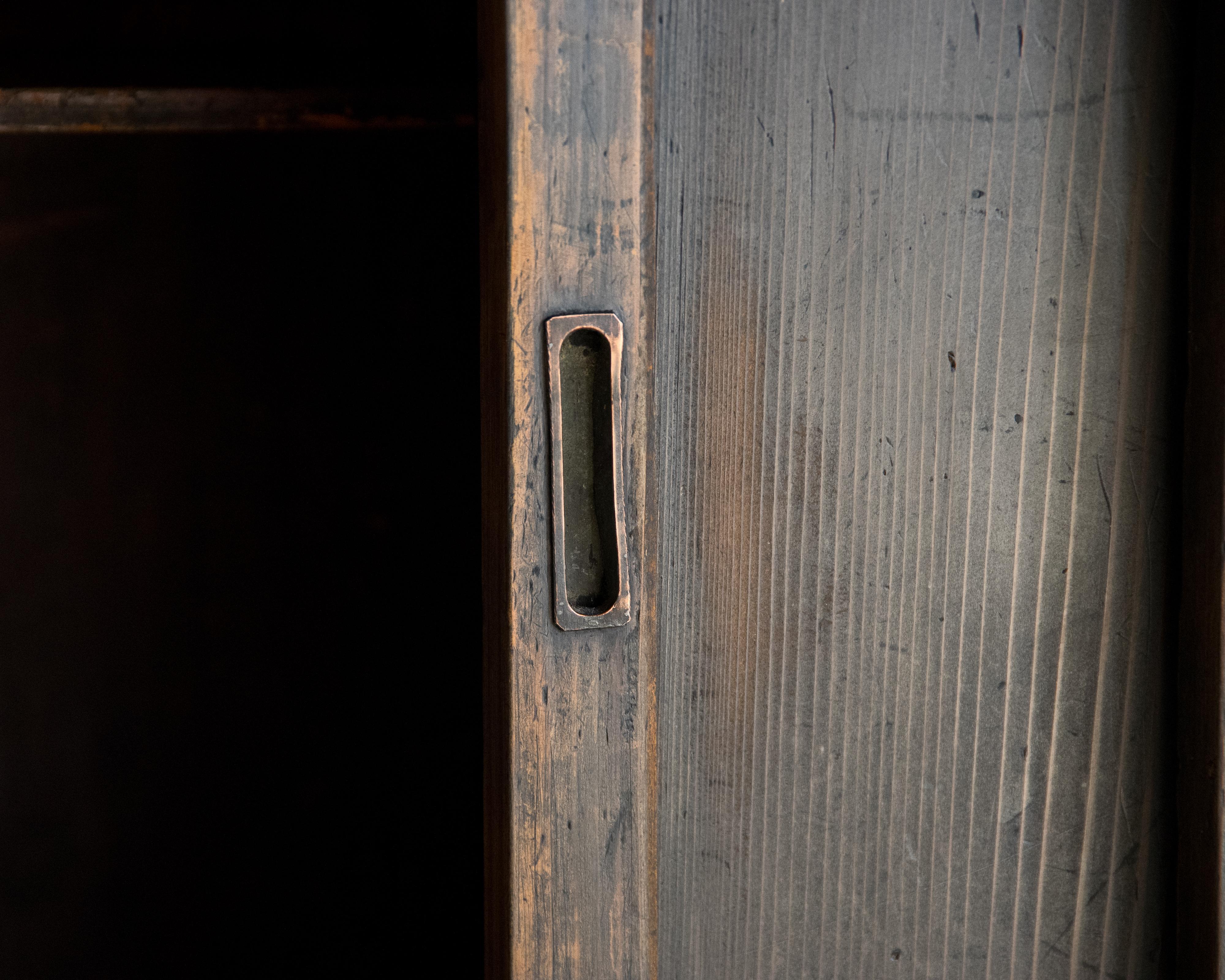 Antico mobile giapponese con ante scorrevoli (Cha Tansu), epoca Taisho (1912-1926), Wabi in vendita 3