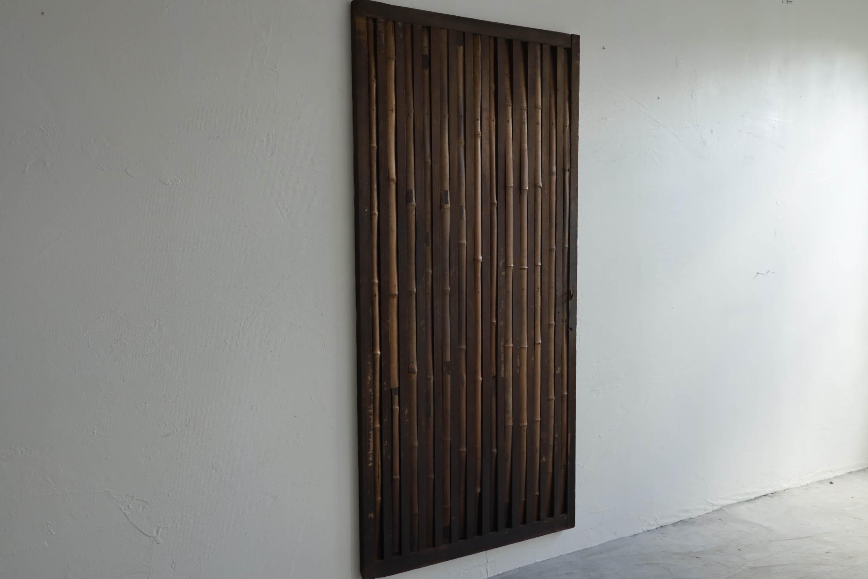 This is a very old Japanese sliding door.
It is a simple design that conveys the charm of the material.
You can feel the world of wabi and sabi.

It dates from the Meiji period (1860s-1900s).
It is constructed primarily of cedar and