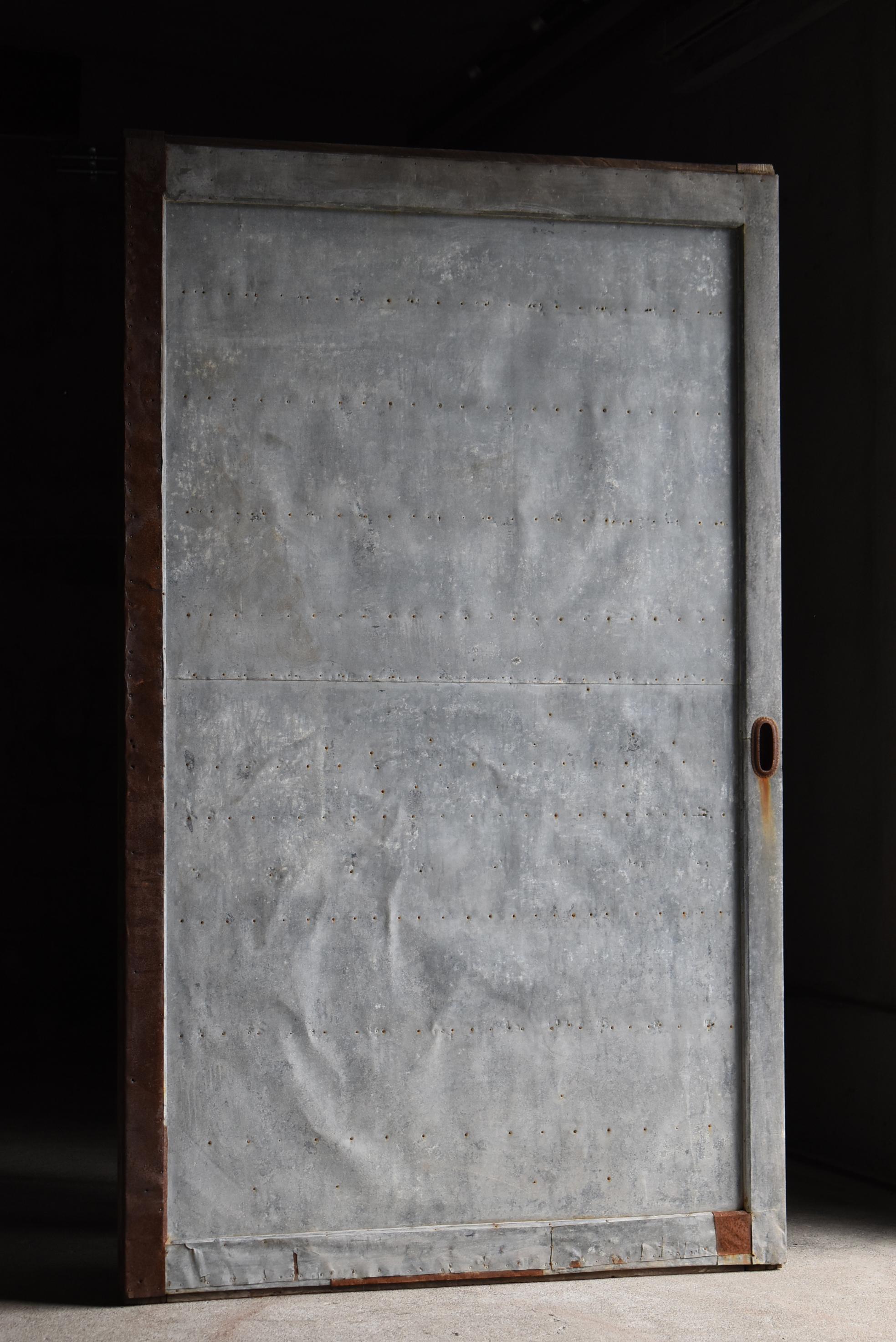 This is an old Japanese sliding door with galvanized metal cladding, crafted during the Meiji period (1860s–1900s).
A rare surviving example, this piece showcases the ingenuity and aesthetic sensitivity of Japanese architectural traditions, where