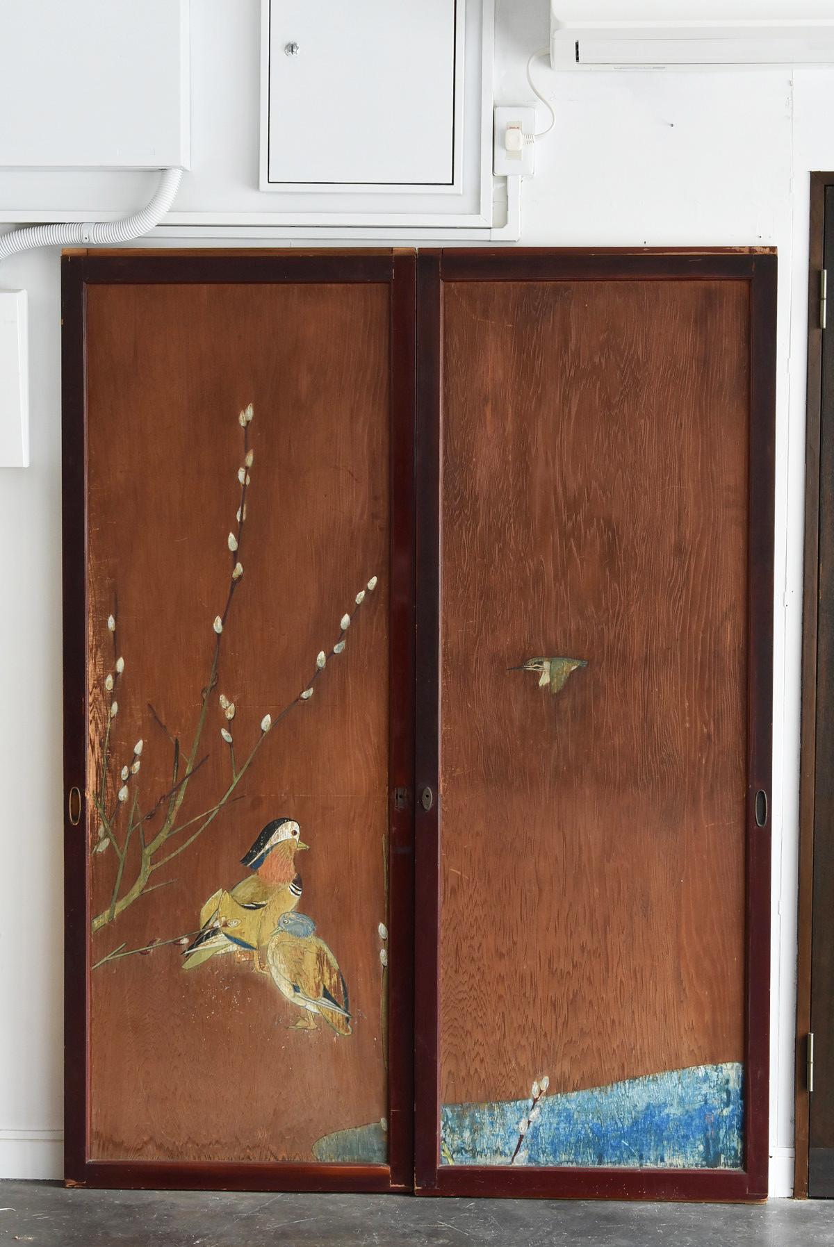 It is a sliding door made in Japan from the Taisho era to the early Showa period (1912-1940).
This is a white plum, a mandarin duck, and a kingfisher.
Mandarin ducks are always drawn as a set of male and female.
It expresses the goodness of the