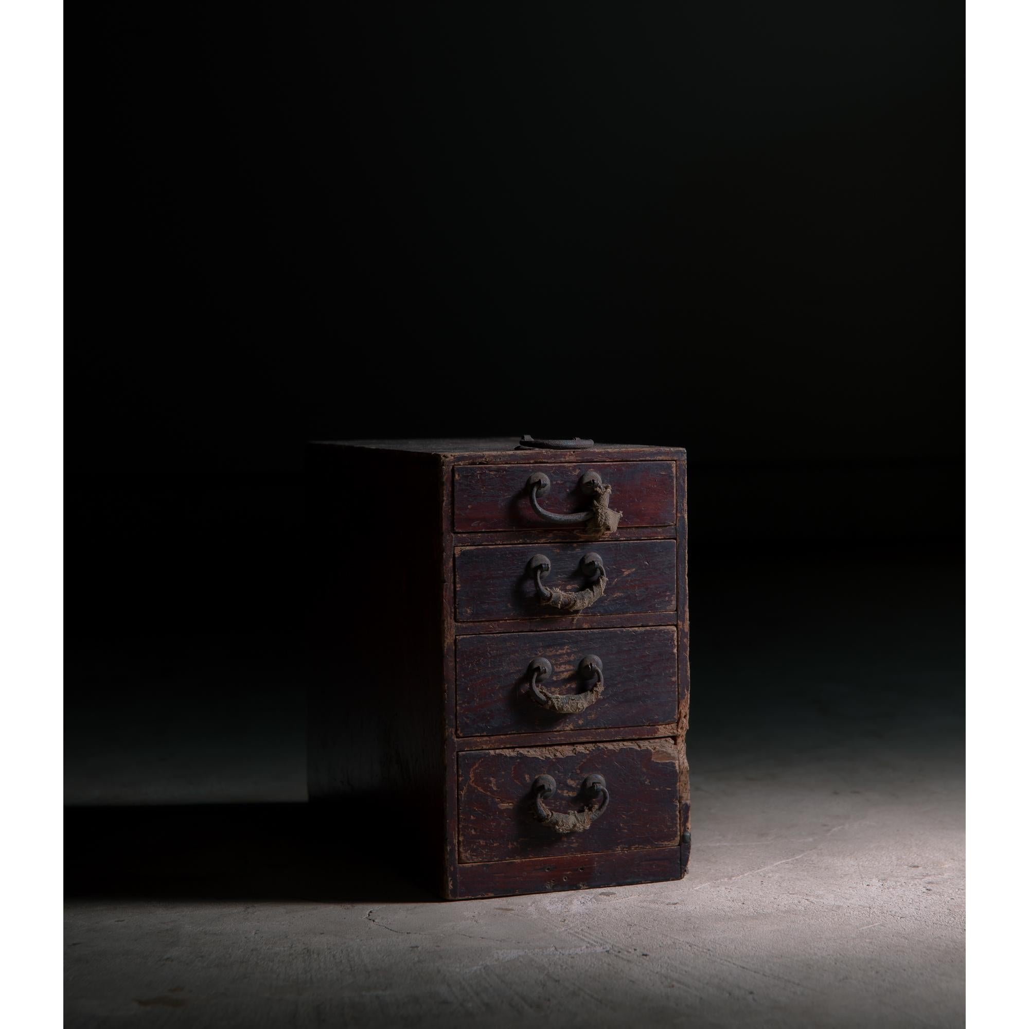 108 years-old wooden small tansu (chest of drawers) with 4 drawers.
Finished with traditional Urushi lacquer. The original laquer remains well & gives a good wabi sabi touch.
Each handles are partly covered with Boro (hand-woven, indigo dyed cotton
