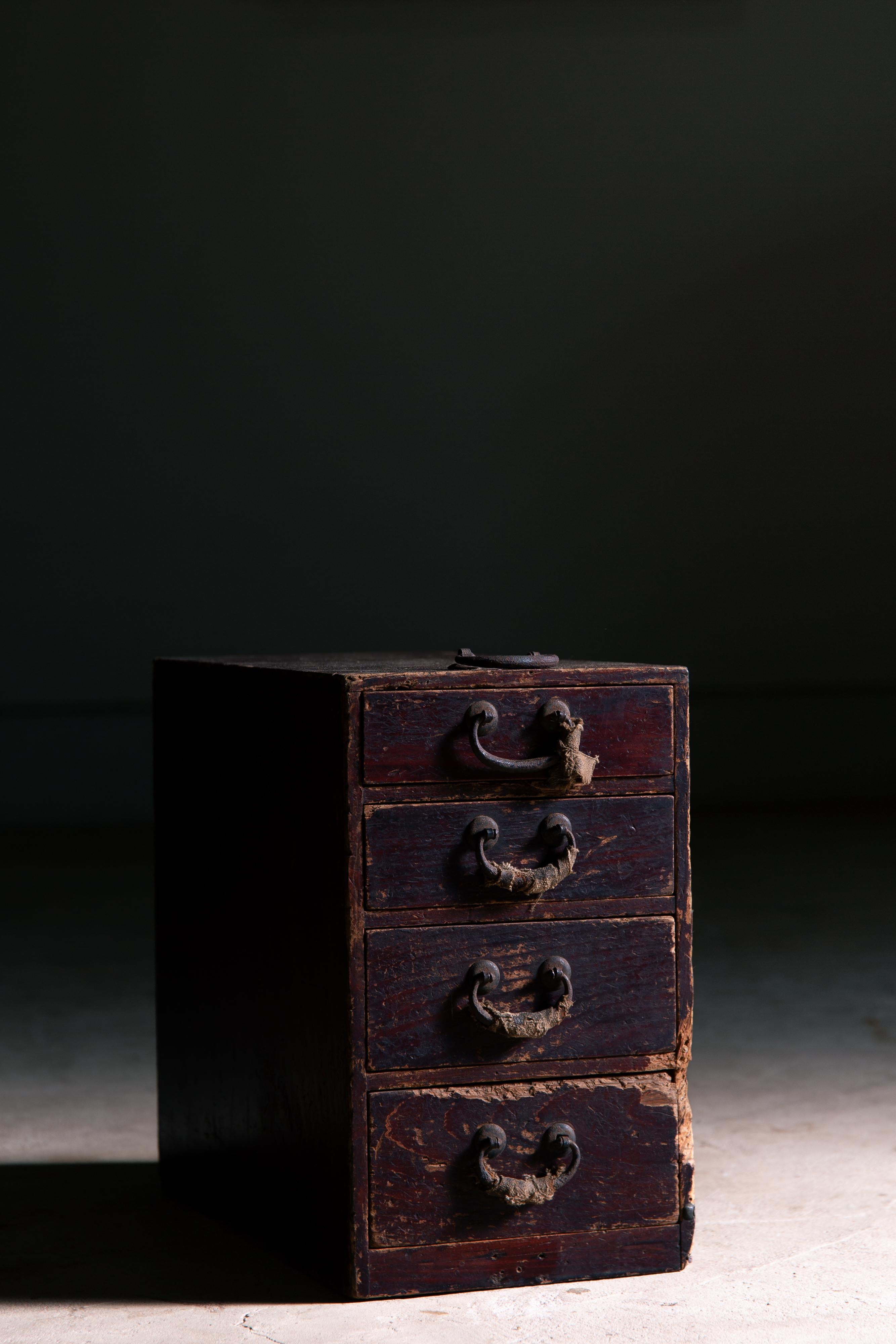 108 years-old wooden small tansu (chest of drawers) with 4 drawers.
Finished with traditional Urushi lacquer. The original laquer remains well & gives a good wabi sabi touch.
Each handles are partly covered with Boro (hand-woven, indigo dyed cotton