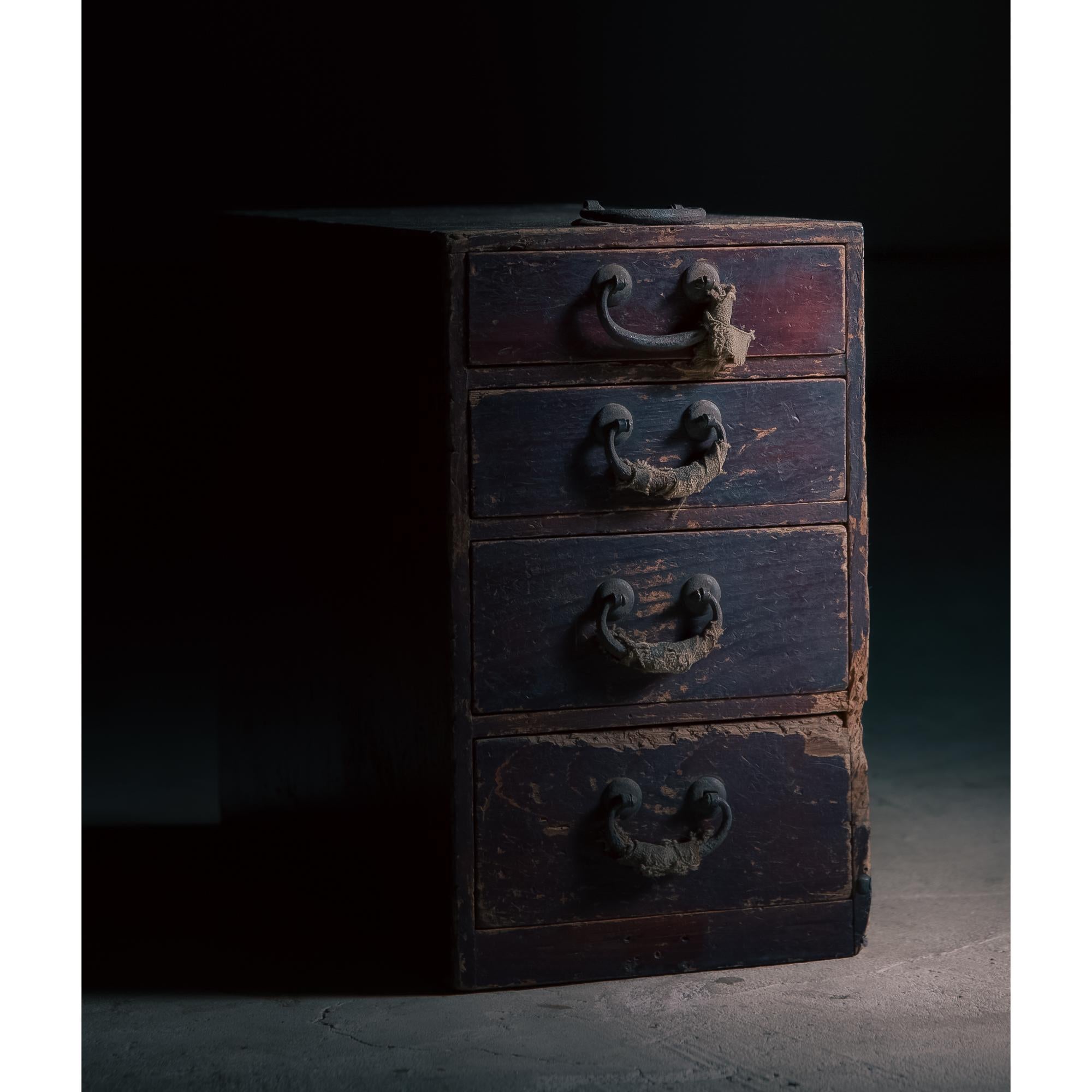 Giapponese Japanese antique small box chest of drawers, 1916. Taisho wabi sabi urushi tansu in vendita