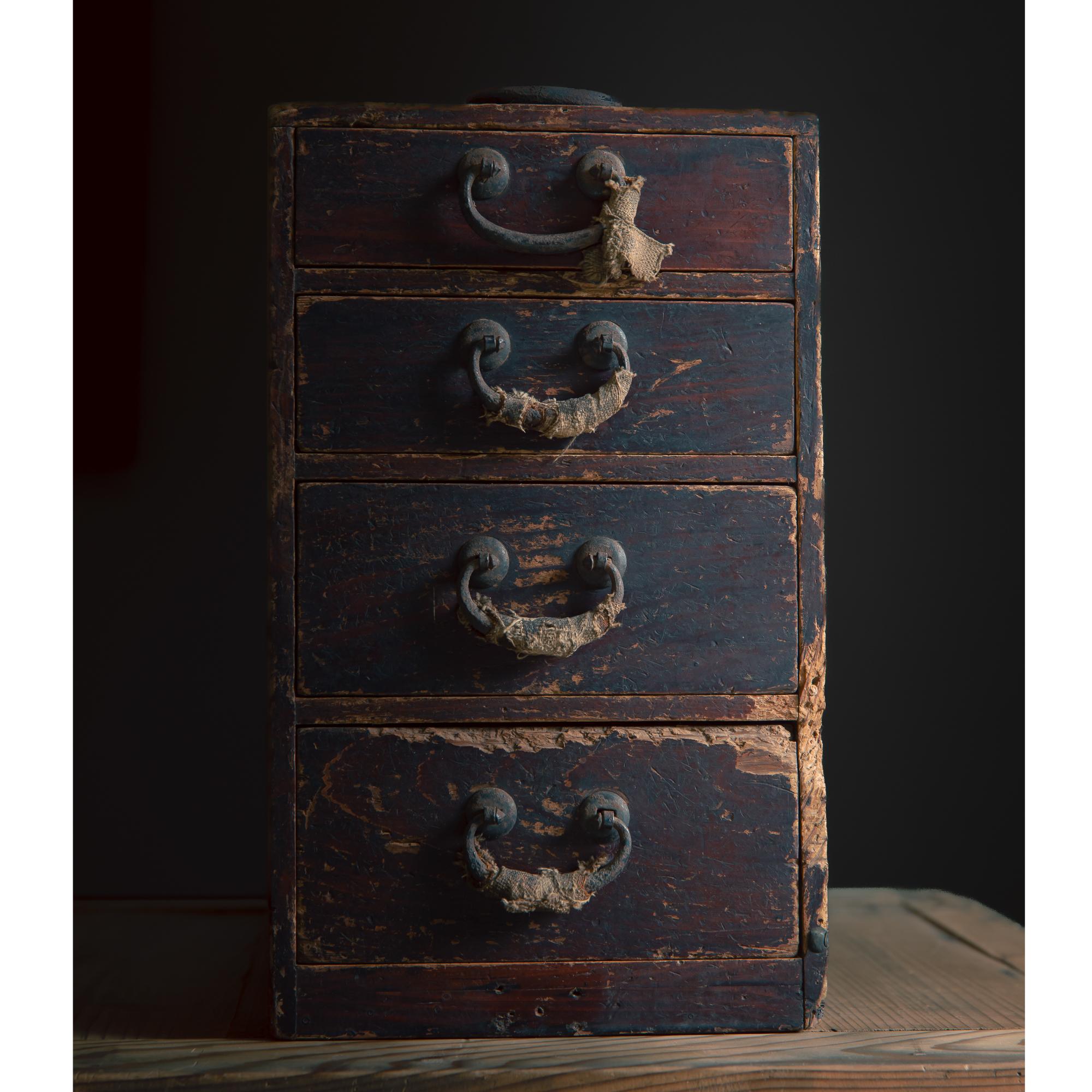 Tintura vegetale Japanese antique small box chest of drawers, 1916. Taisho wabi sabi urushi tansu in vendita