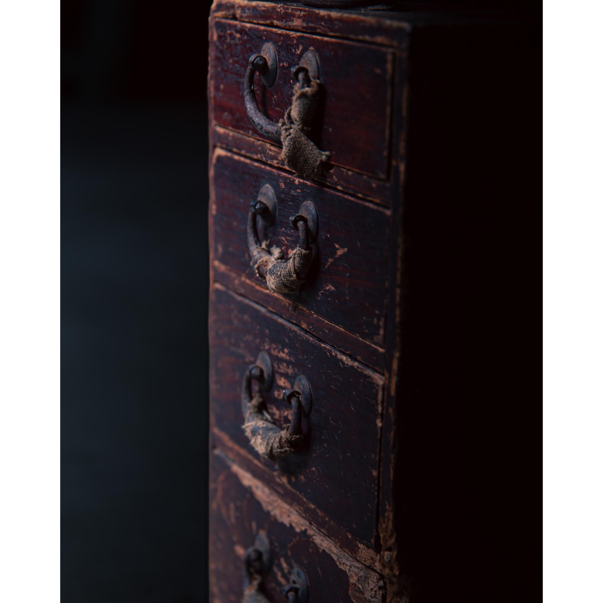 Japanese antique small box chest of drawers, 1916. Taisho wabi sabi urushi tansu In condizioni buone in vendita a 常陸大宮市, JP
