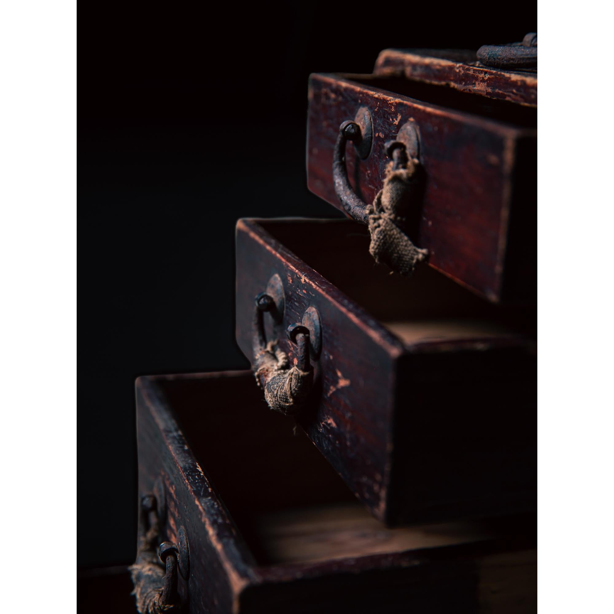XX secolo Japanese antique small box chest of drawers, 1916. Taisho wabi sabi urushi tansu in vendita