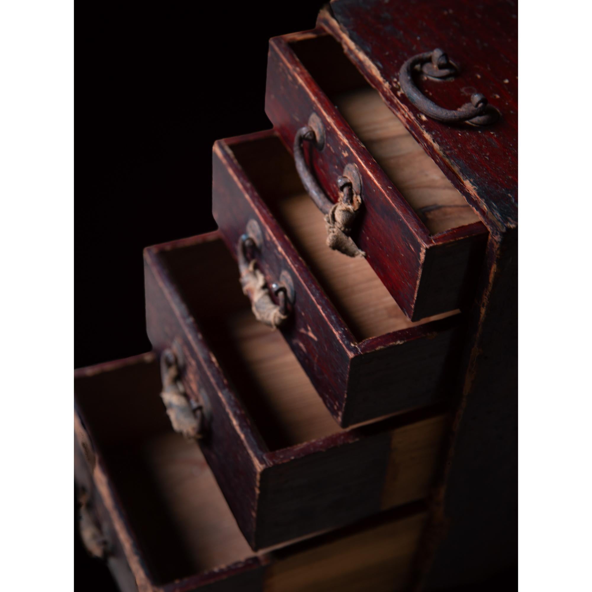 Legno Japanese antique small box chest of drawers, 1916. Taisho wabi sabi urushi tansu in vendita