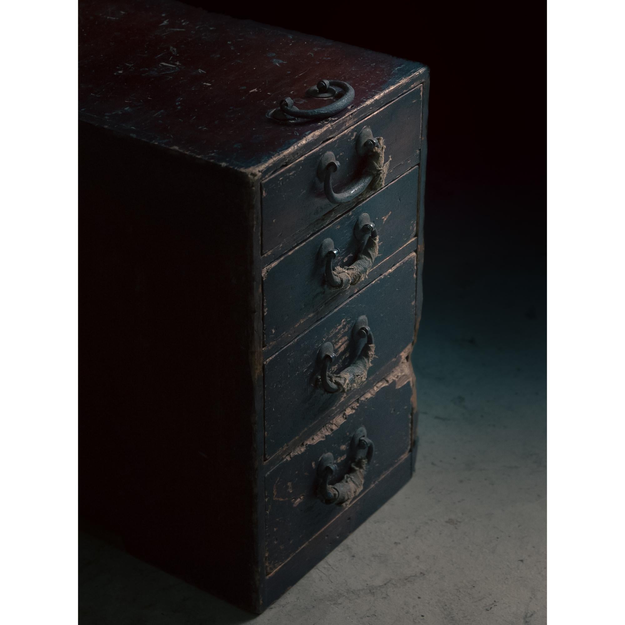 Japanese antique small box chest of drawers, 1916. Taisho wabi sabi urushi tansu in vendita 1