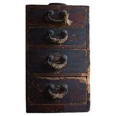 Petite commode japonaise ancienne avec tiroirs, 1916. Taisho wabi sabi urushi tansu