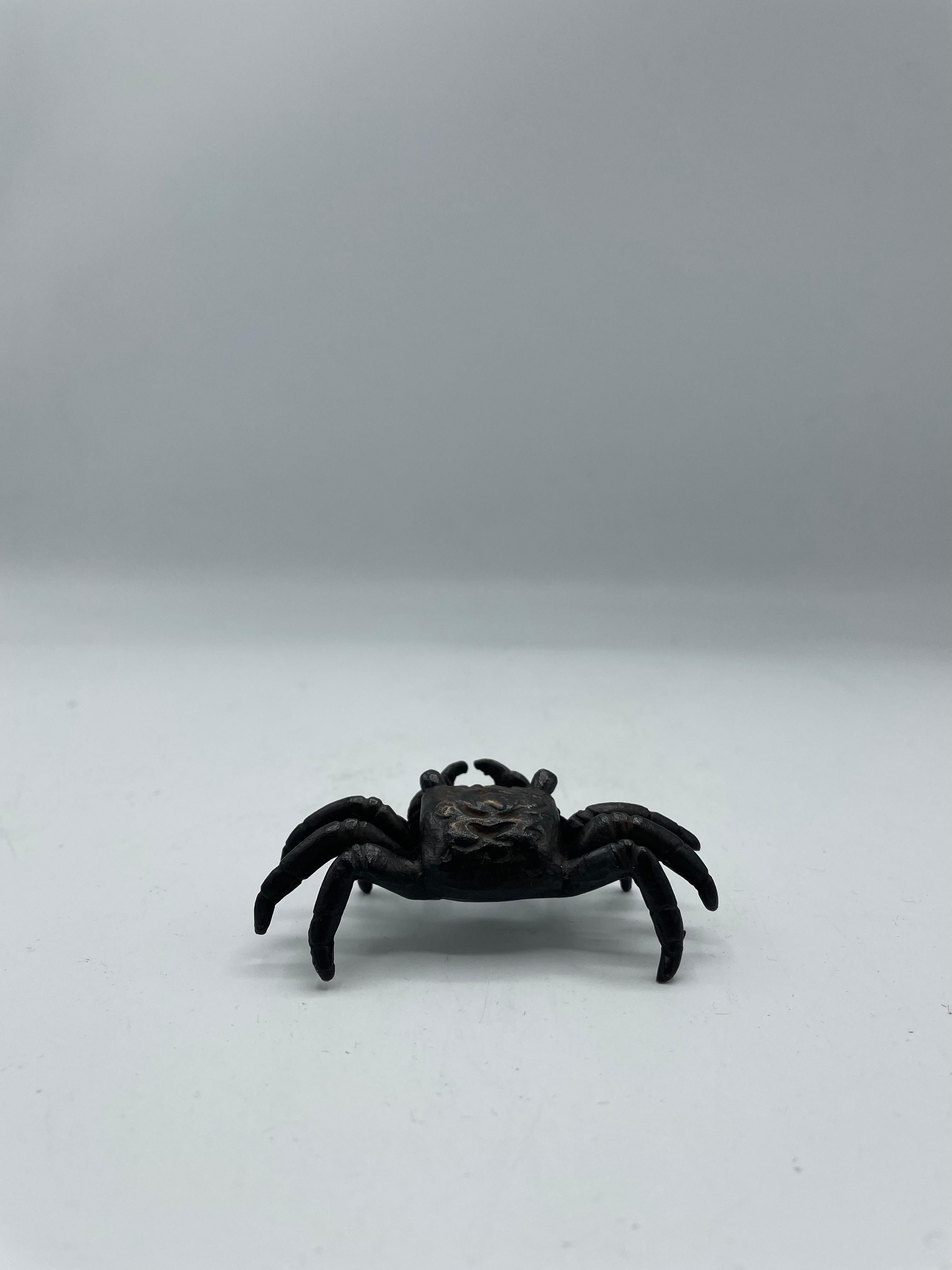 Object of crab with bronze:
A very precious object made before the second world war, when bronze was rare to find.

-Details-
Era: Showa (around 1930-1939)
Materials: Bronze