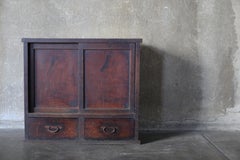 Antiker japanischer kleiner Schrank mit Schiebetüren und einer Schublade, um 1900–1920