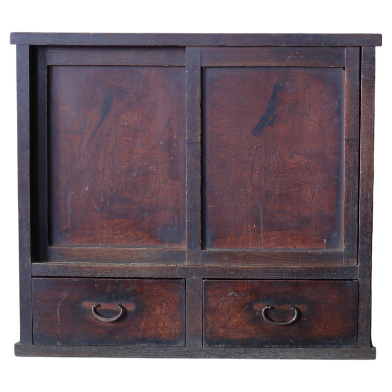 Antiker japanischer kleiner Schrank mit Schiebetüren und einer Schublade, um 1900–1920 im Angebot bei 1stDibs Deutschland