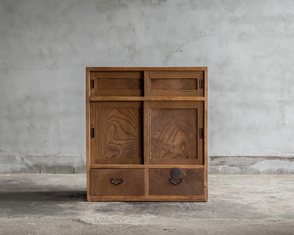 Giapponese Piccolo mobile antico giapponese con porta di legno, epoca Taisho'1912-1926'Wabi Sabi in vendita
