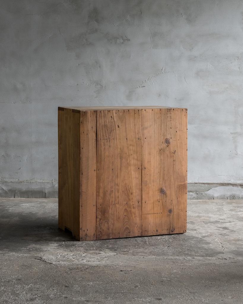 Legno Piccolo mobile antico giapponese con porta di legno, epoca Taisho'1912-1926'Wabi Sabi in vendita