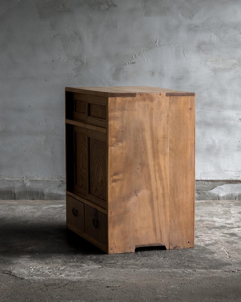 Piccolo mobile antico giapponese con porta di legno, epoca Taisho'1912-1926'Wabi Sabi in vendita 1