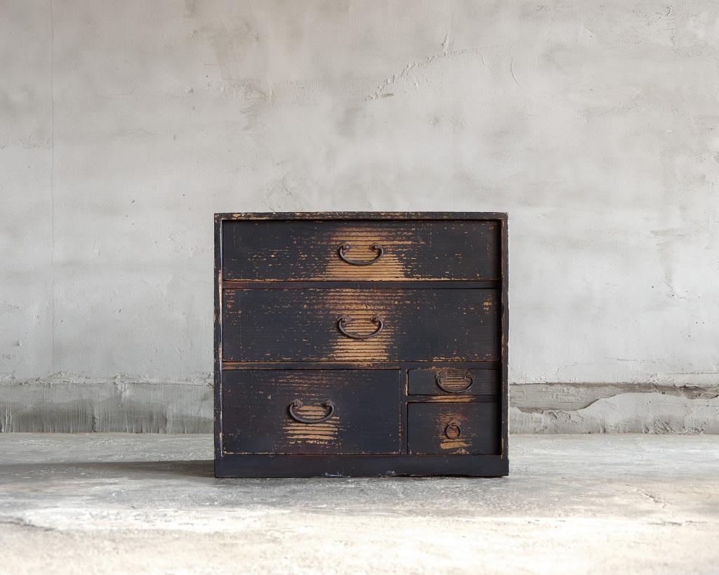 Questa piccola cassettiera antica è stata realizzata in epoca Edo (Tenpō 1830-1844).

L'urushi (lacca giapponese) invecchiato, in alcuni punti consumato, esalta il carattere unico del pezzo e incarna l'estetica wabi-sabi. Sul lato di un cassetto è