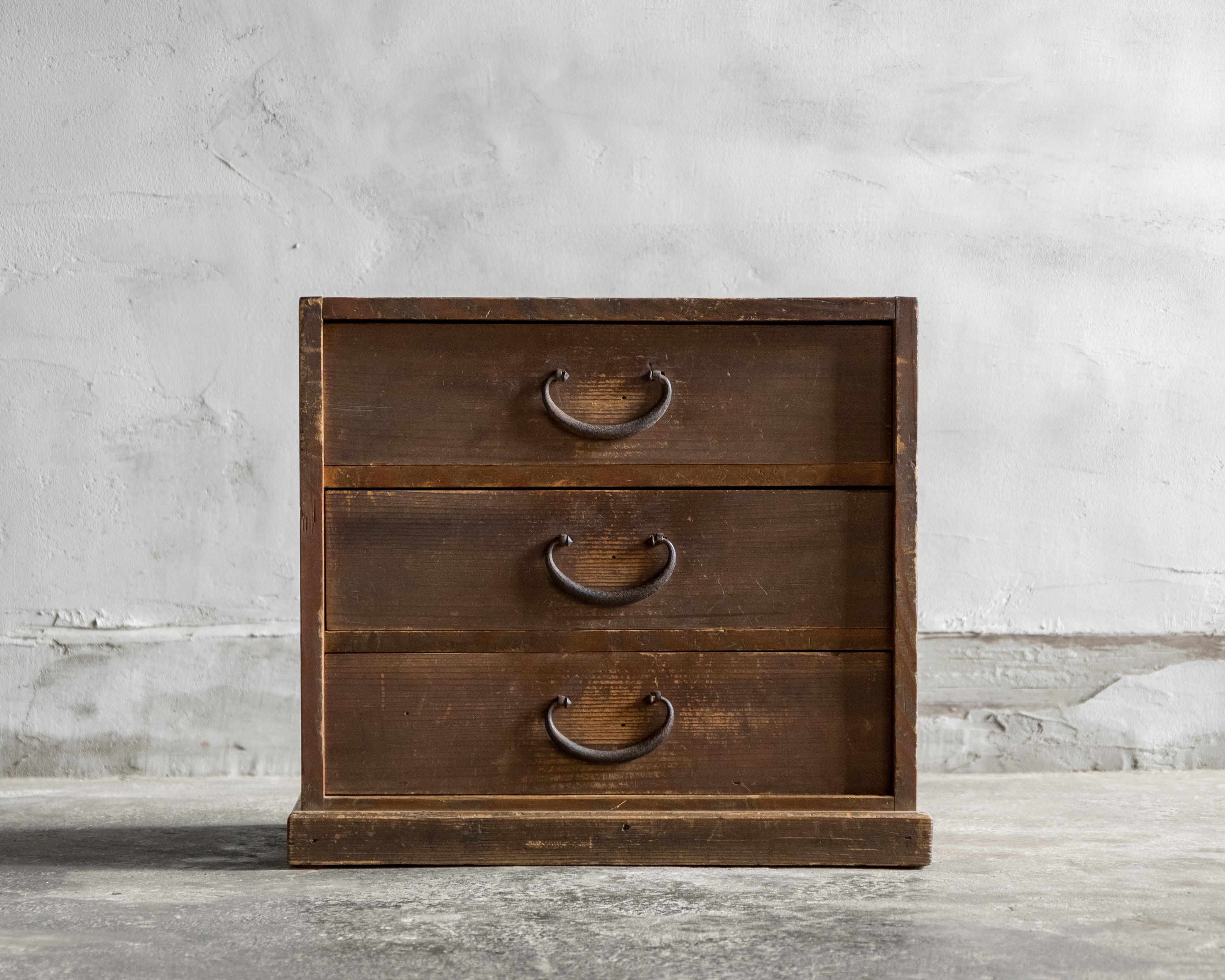 Questa cassettiera antica giapponese (kohikidashi) è stata realizzata in epoca Taisho (1912-1926).

Realizzato in sugi (cedro giapponese), presenta una patina pastosa e ammorbidita dal tempo con sottili segni del produttore, una tranquilla