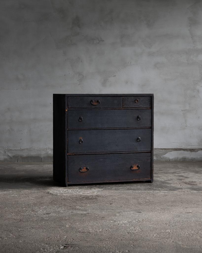 Cette petite commode ancienne a été fabriquée à l'époque Meiji (1868-1912).

 Sa taille compacte en fait un complément idéal à tout espace, offrant à la fois praticité et caractère unique. Le processus de vieillissement naturel a enrichi la pièce