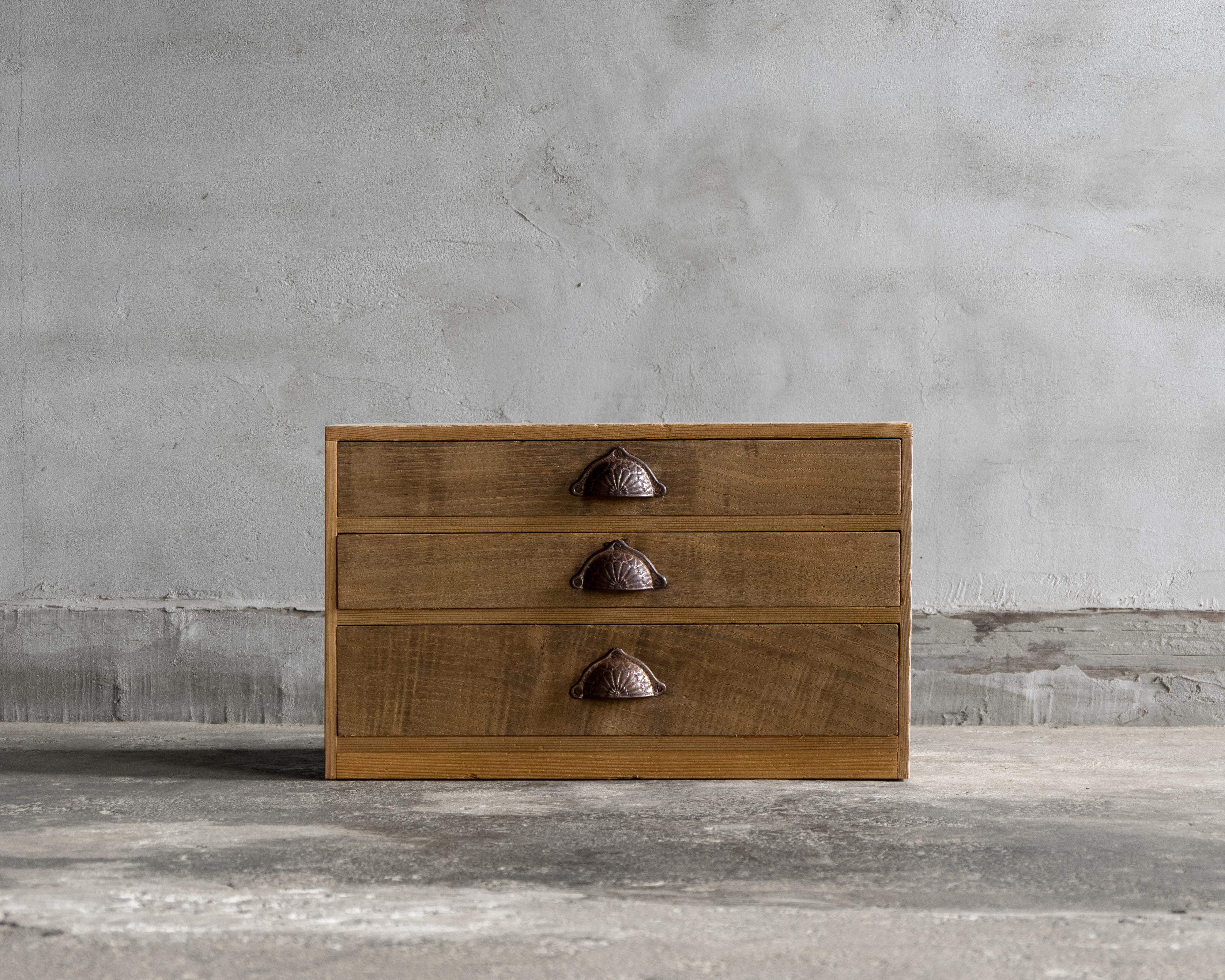 This vintage small chest of drawers was crafted in the Taisho Era (1912–1926) from Japanese cedar wood, with drawer fronts in chestnut.

This compact three-drawer chest is crafted from Japanese cedar (sugi), with drawer fronts in chestnut (kuri).