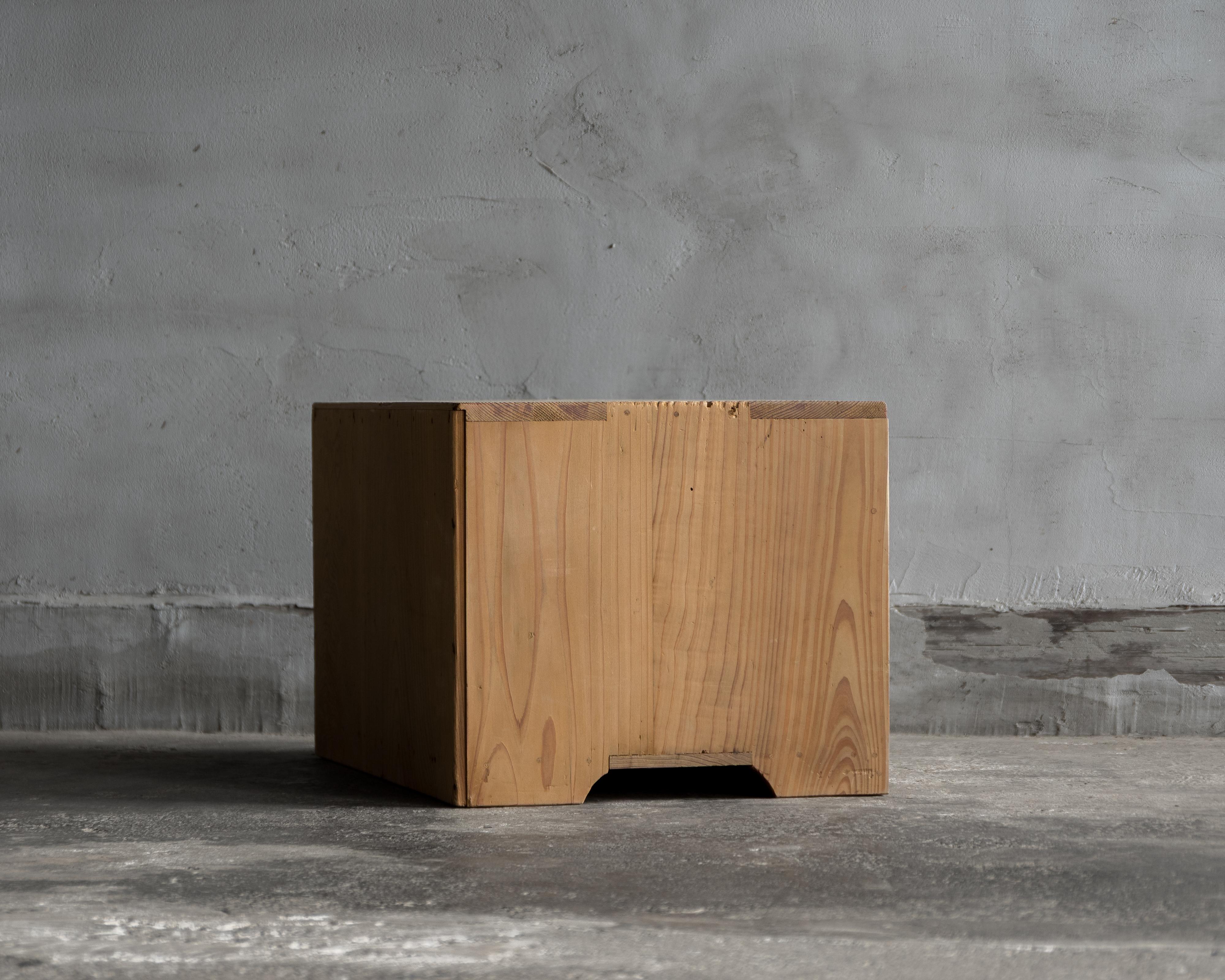 Japanese Antique Small Chest of Drawers, Taisho Era (1912–1926), Wabi Sabi In Good Condition For Sale In Hitachiomiya-shi, 08