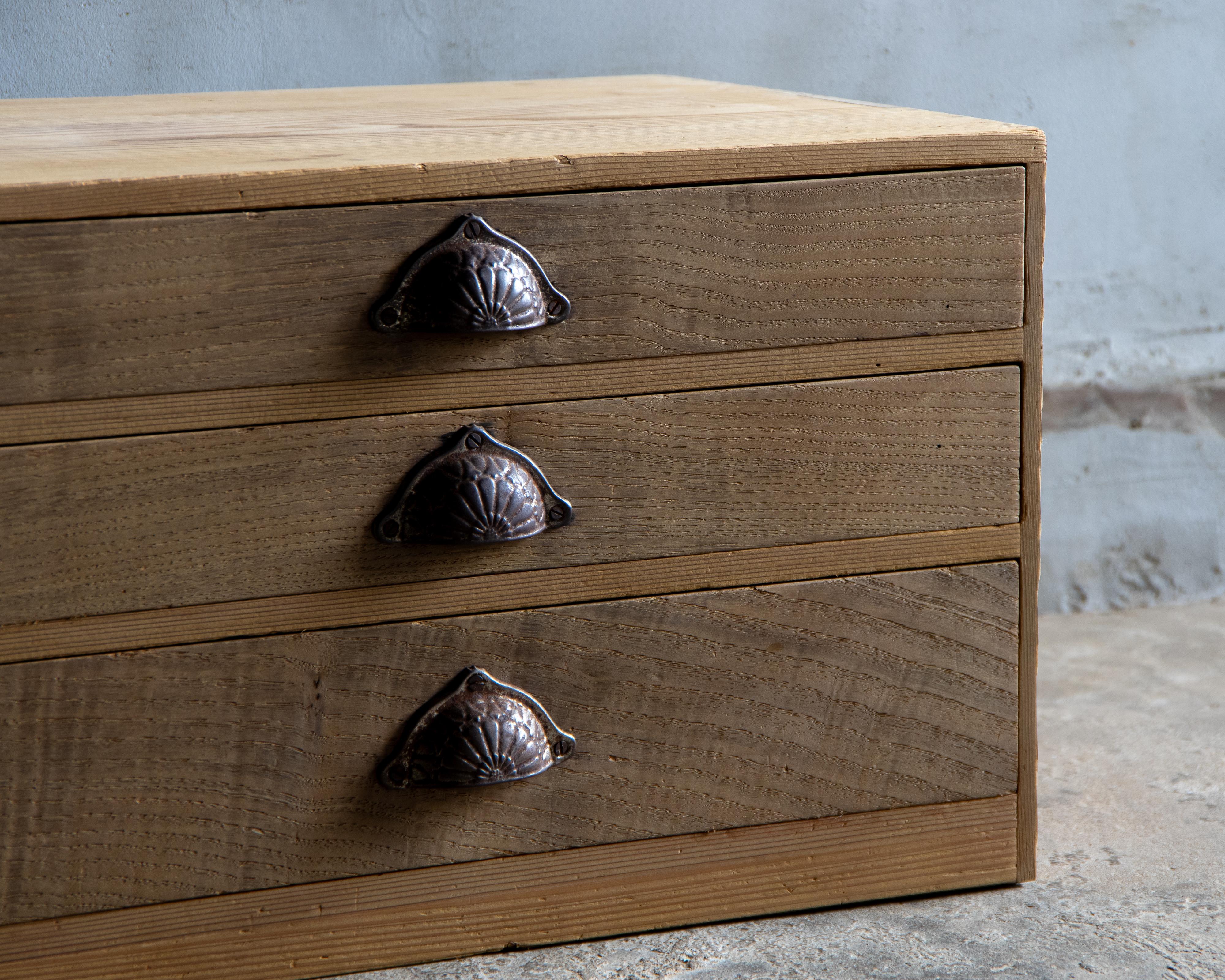 Japanese Antique Small Chest of Drawers, Taisho Era (1912–1926), Wabi Sabi For Sale 2