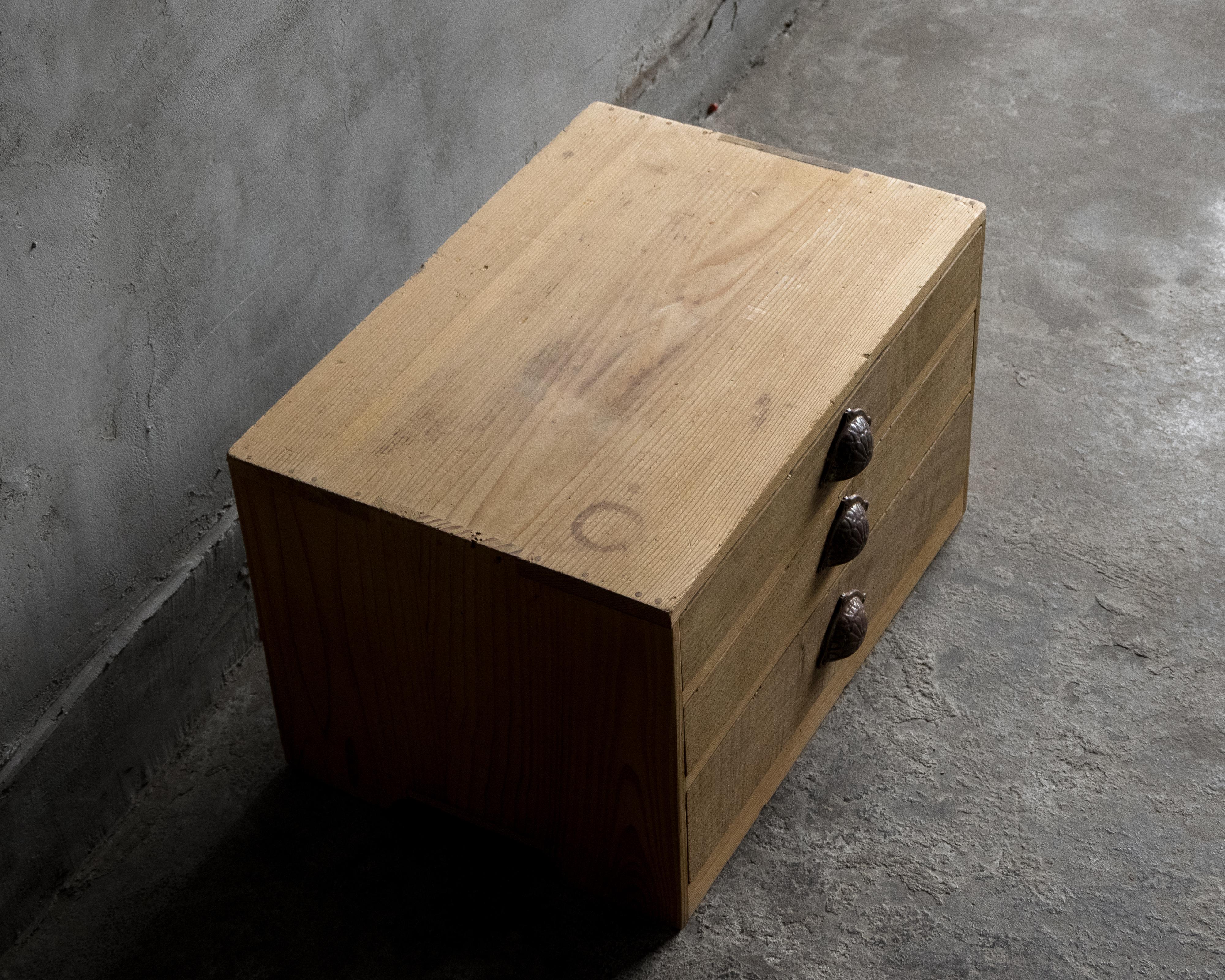 Japanese Antique Small Chest of Drawers, Taisho Era (1912–1926), Wabi Sabi For Sale 4